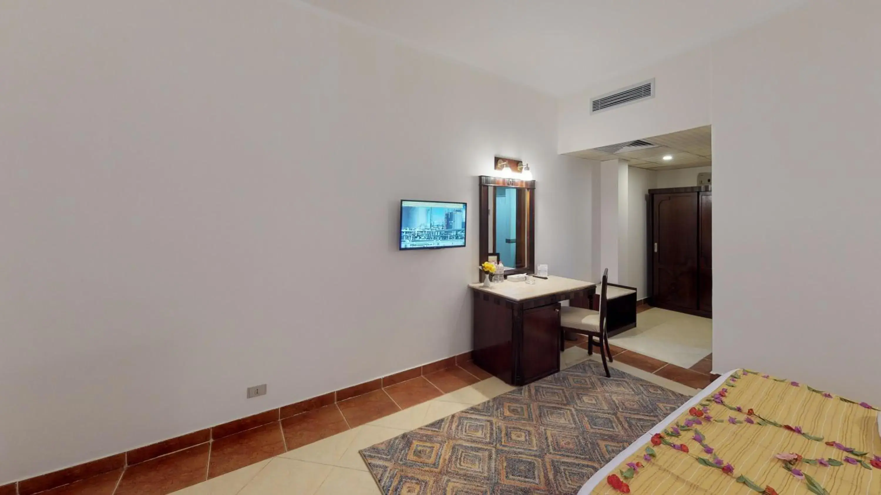 Bedroom, TV/Entertainment Center in Falcon Naama Star Hotel