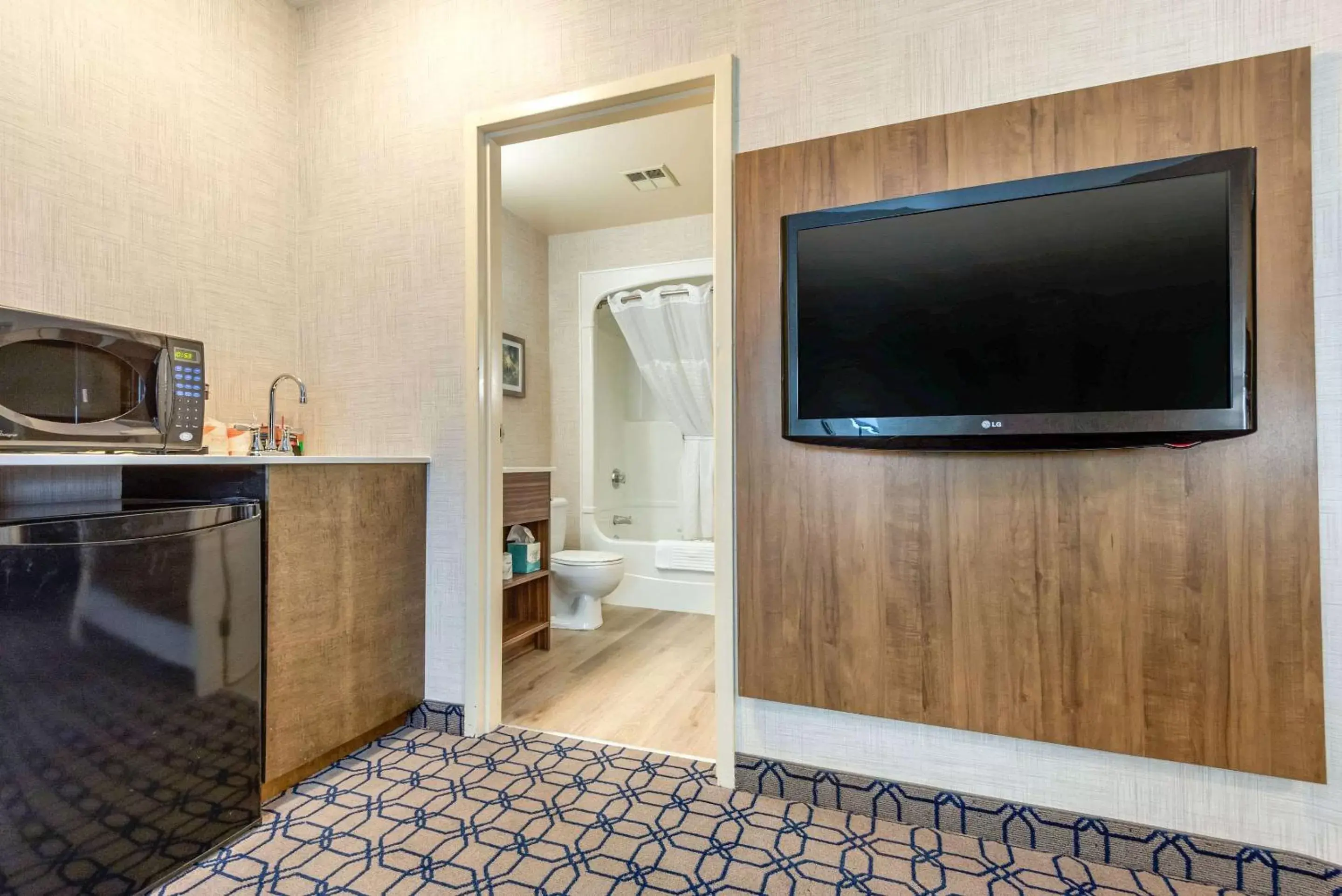 Bedroom, TV/Entertainment Center in Quality Suites Whitby