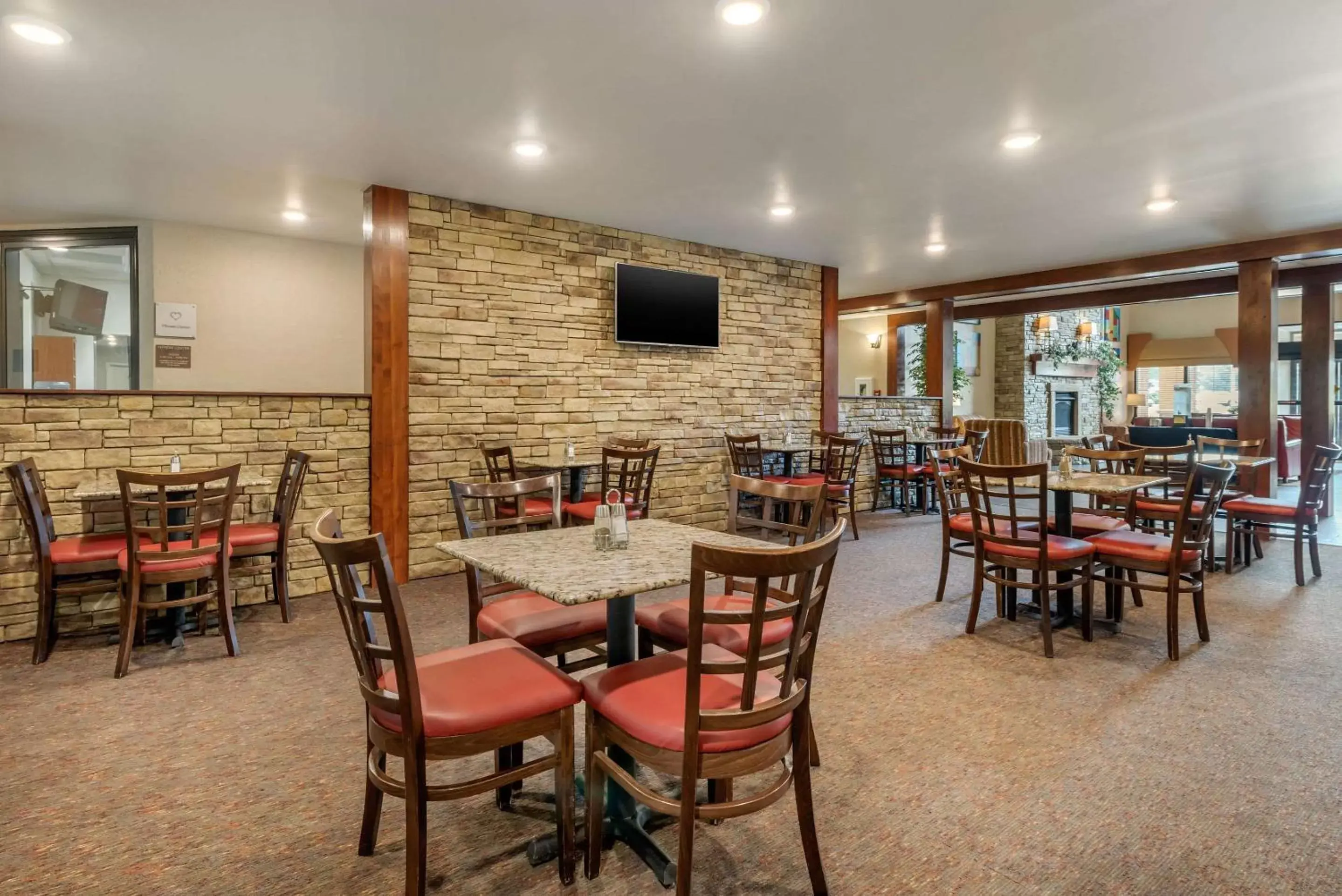Breakfast, Restaurant/Places to Eat in Comfort Suites near Route 66