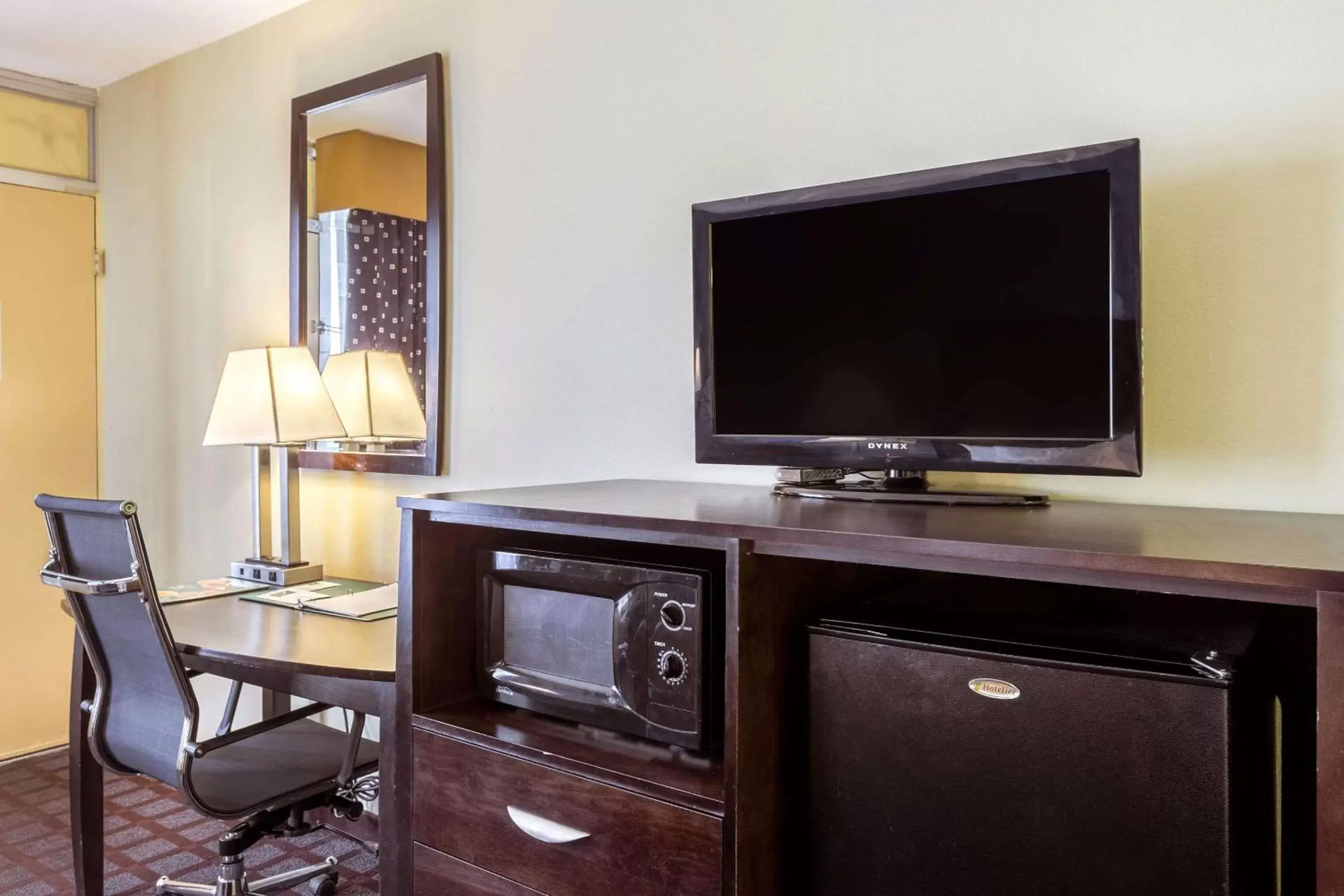 Photo of the whole room, TV/Entertainment Center in Quality Inn & Suites Baton Rouge West - Port Allen