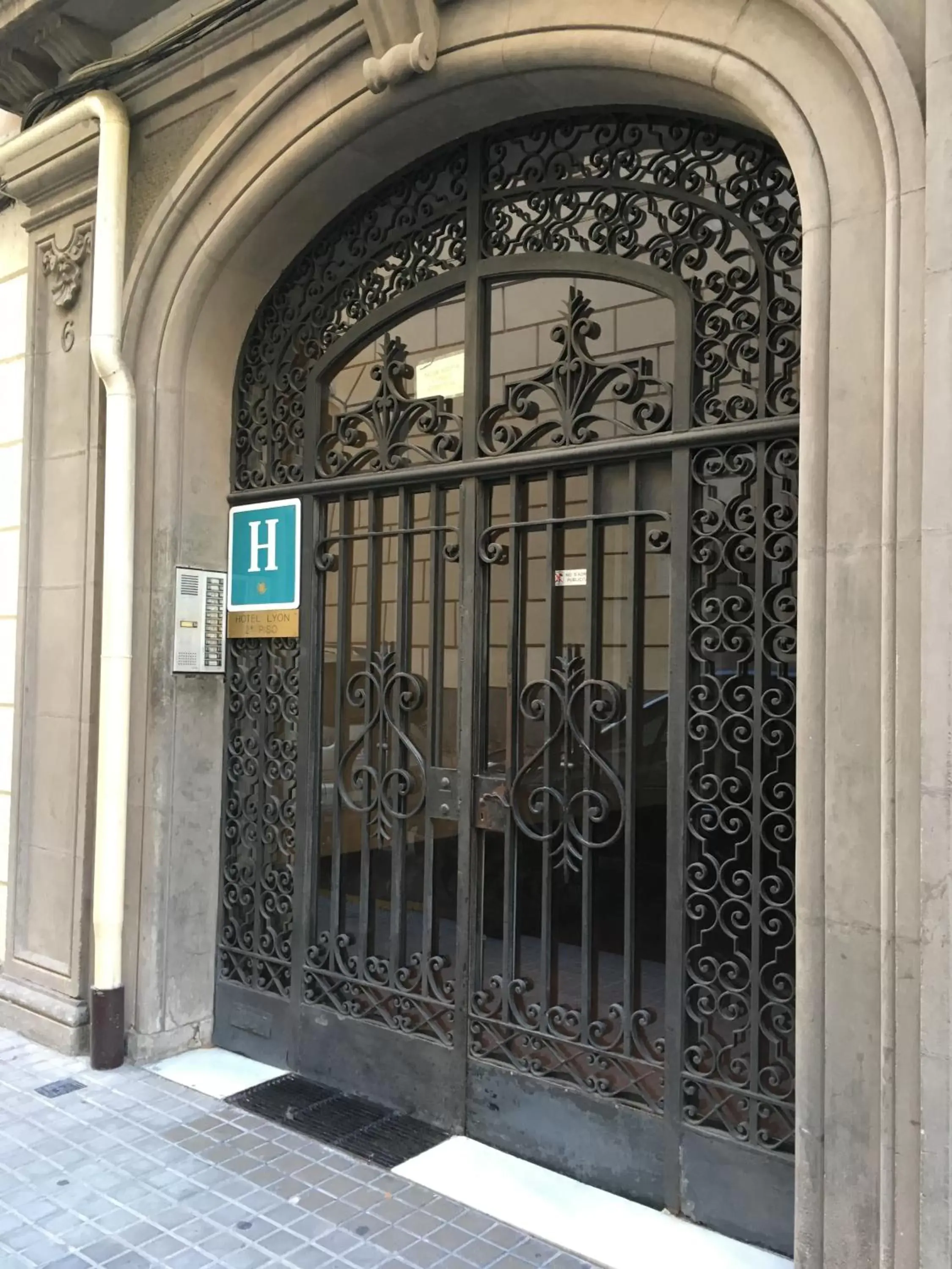 Facade/Entrance in Hotel Lyon