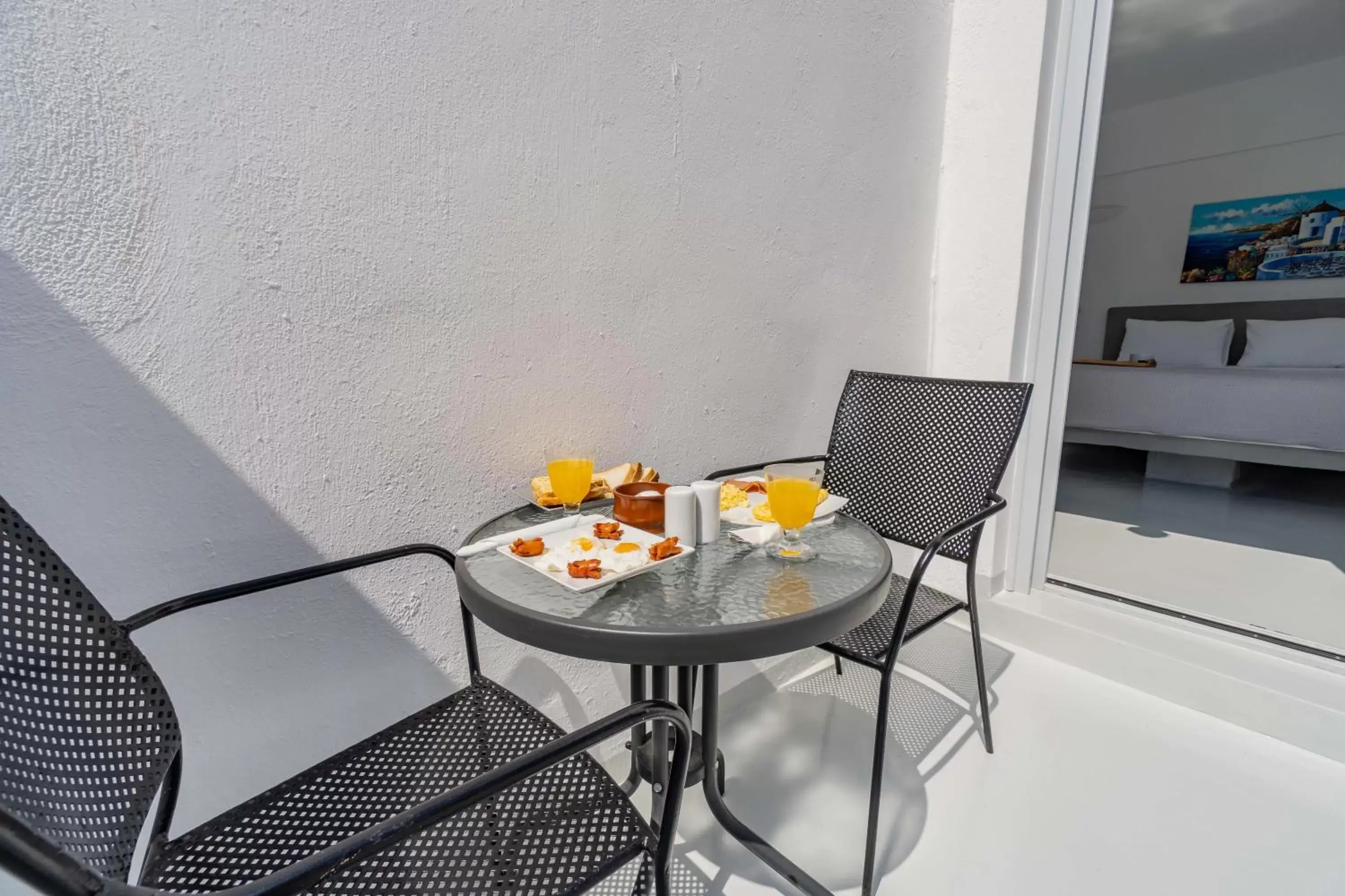 Balcony/Terrace, Dining Area in Central Fira Suites