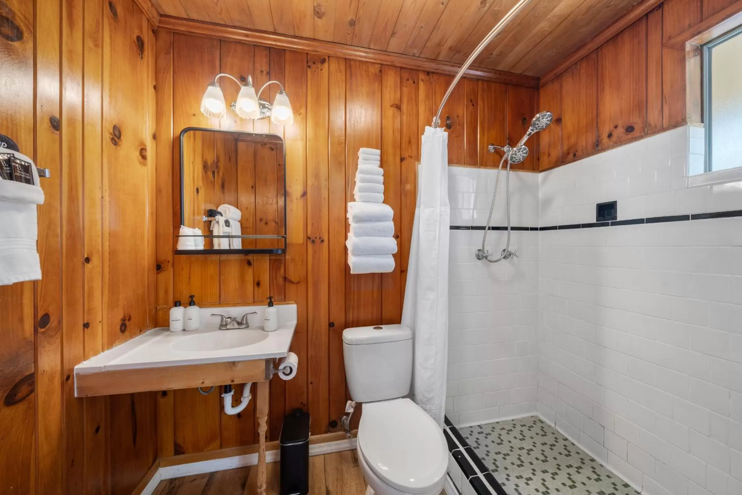 Shower, Bathroom in CedarWood Inn