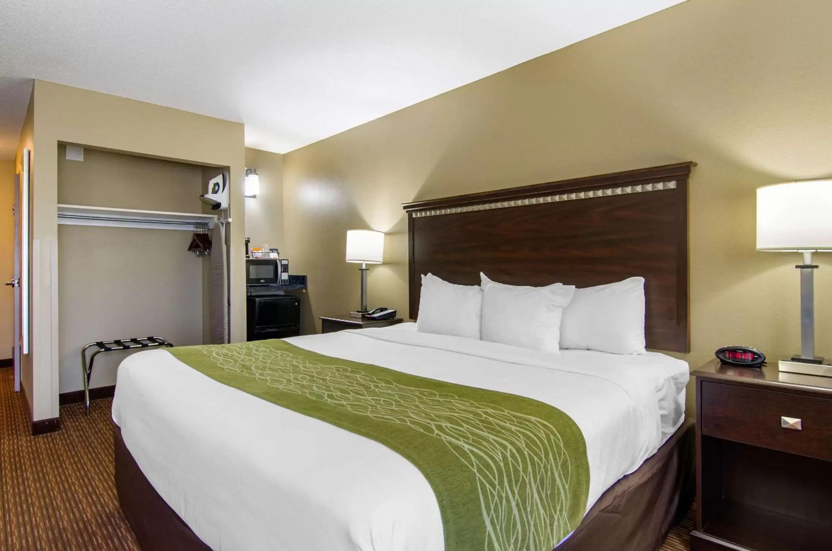 Bedroom, Bed in Comfort Inn & Suites Near Worlds of Fun