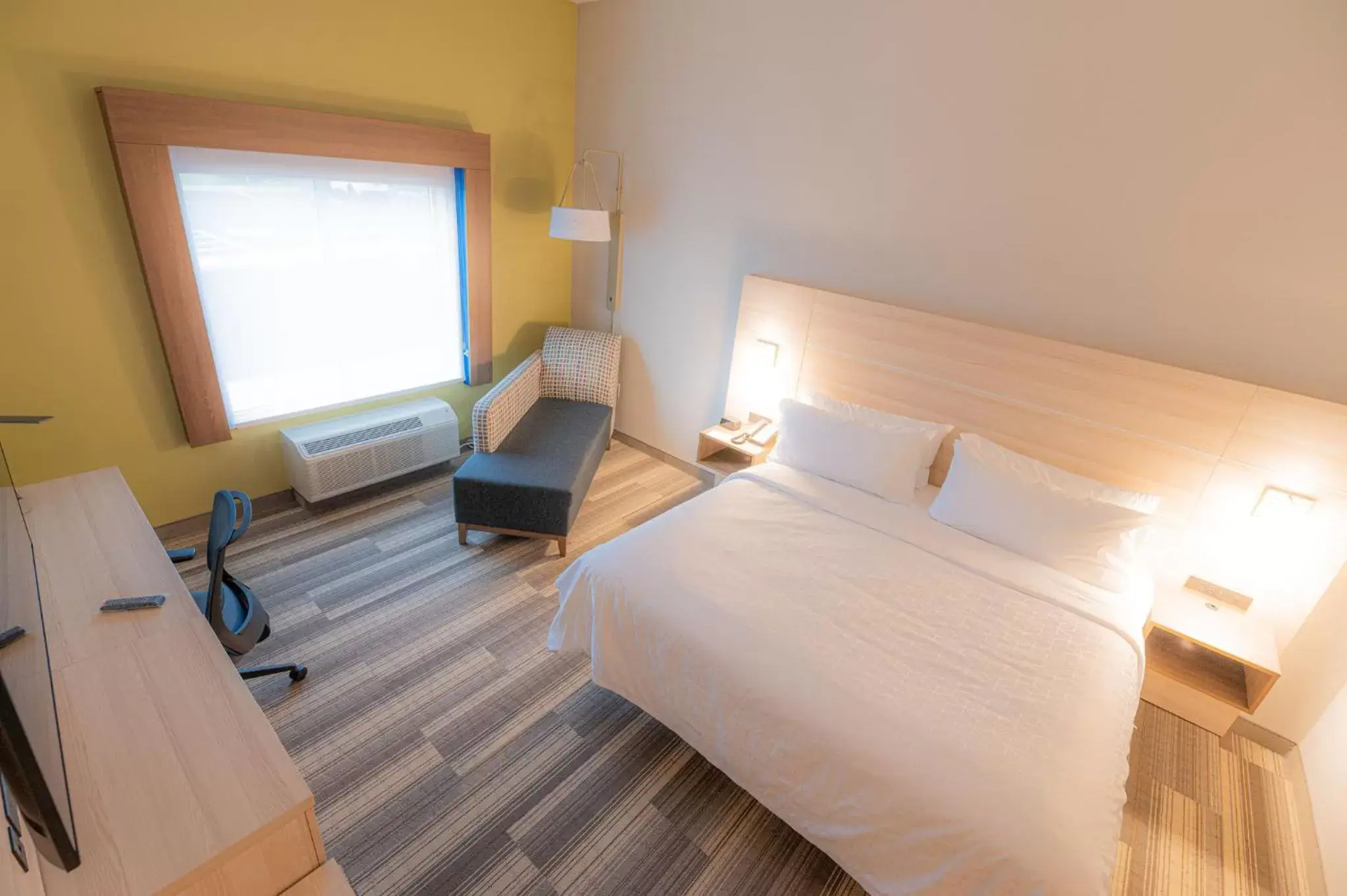 Photo of the whole room, Bed in Holiday Inn Express & Suites Dayton East - Beavercreek