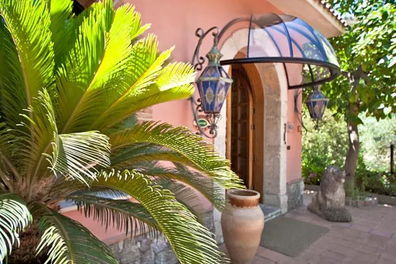 Facade/entrance in Hotel Villa Sirina