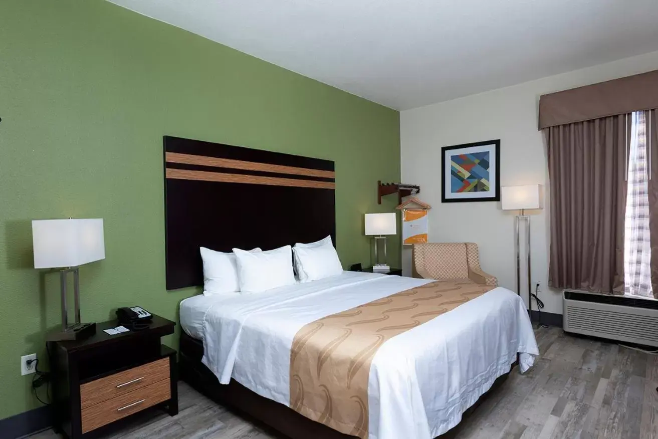 Photo of the whole room, Bed in Quality Inn & Suites