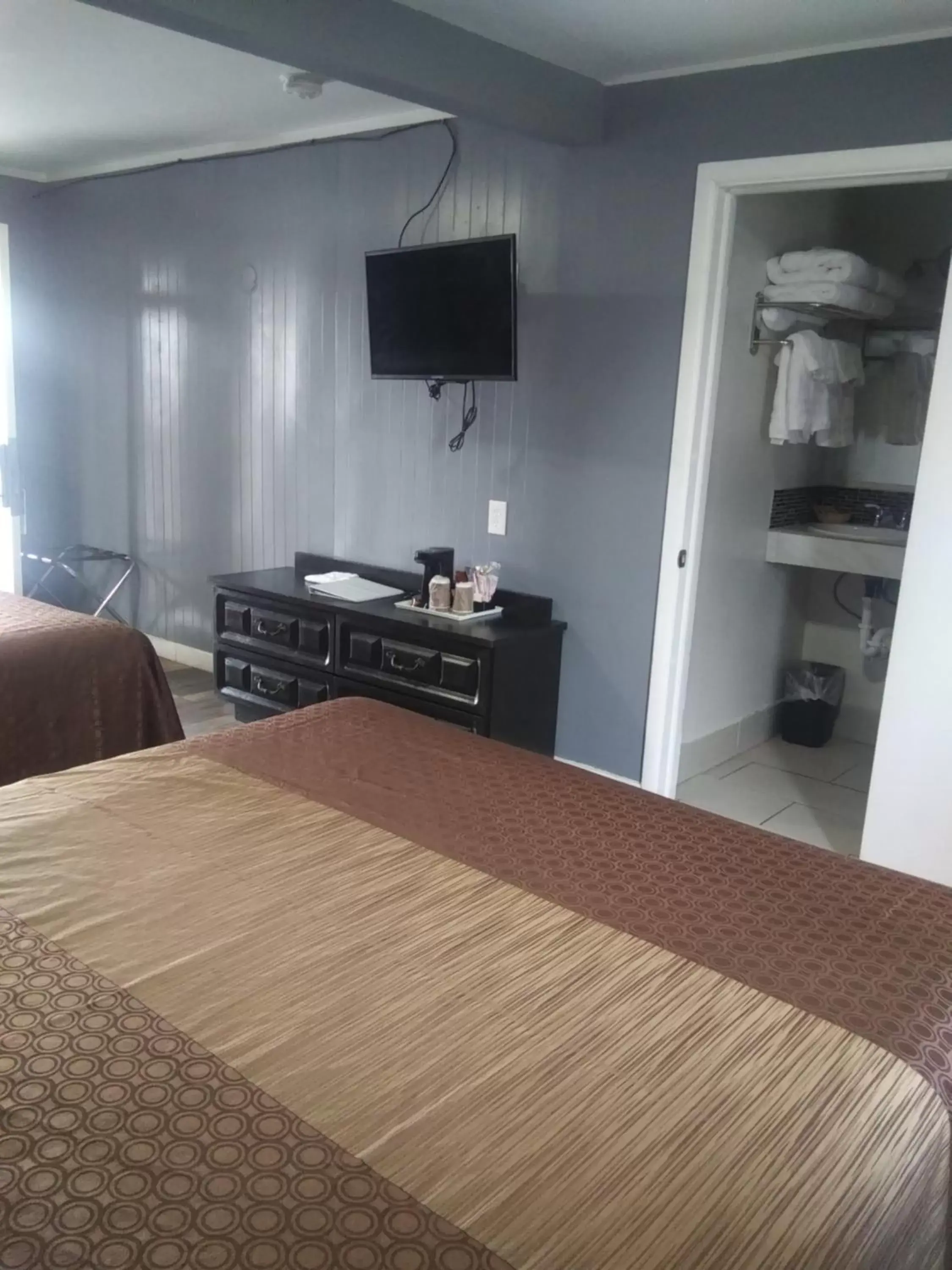 Bed in Modoc Inn Bed in Modoc Inn