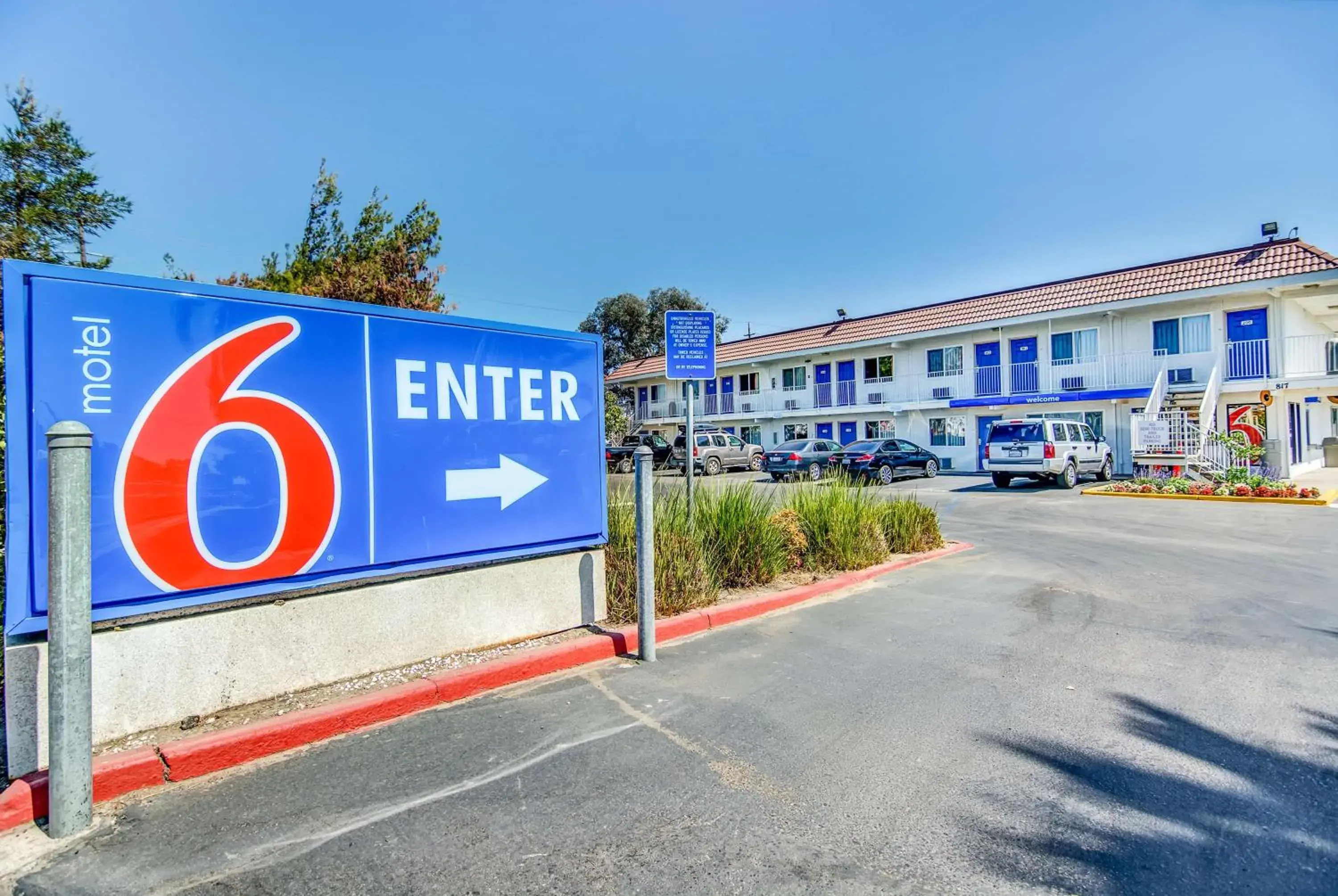 Property building in Motel 6-Stockton, CA - Charter Way West