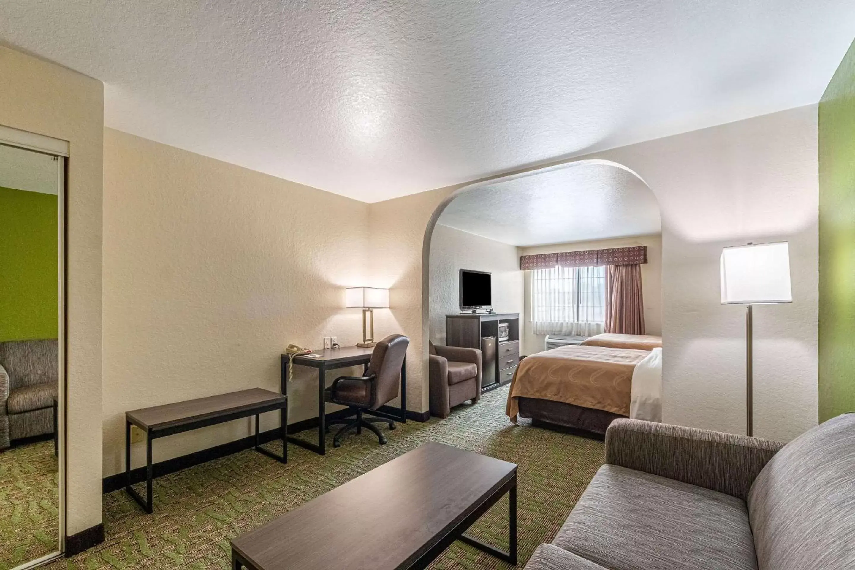 Photo of the whole room, Seating Area in Quality Suites San Antonio