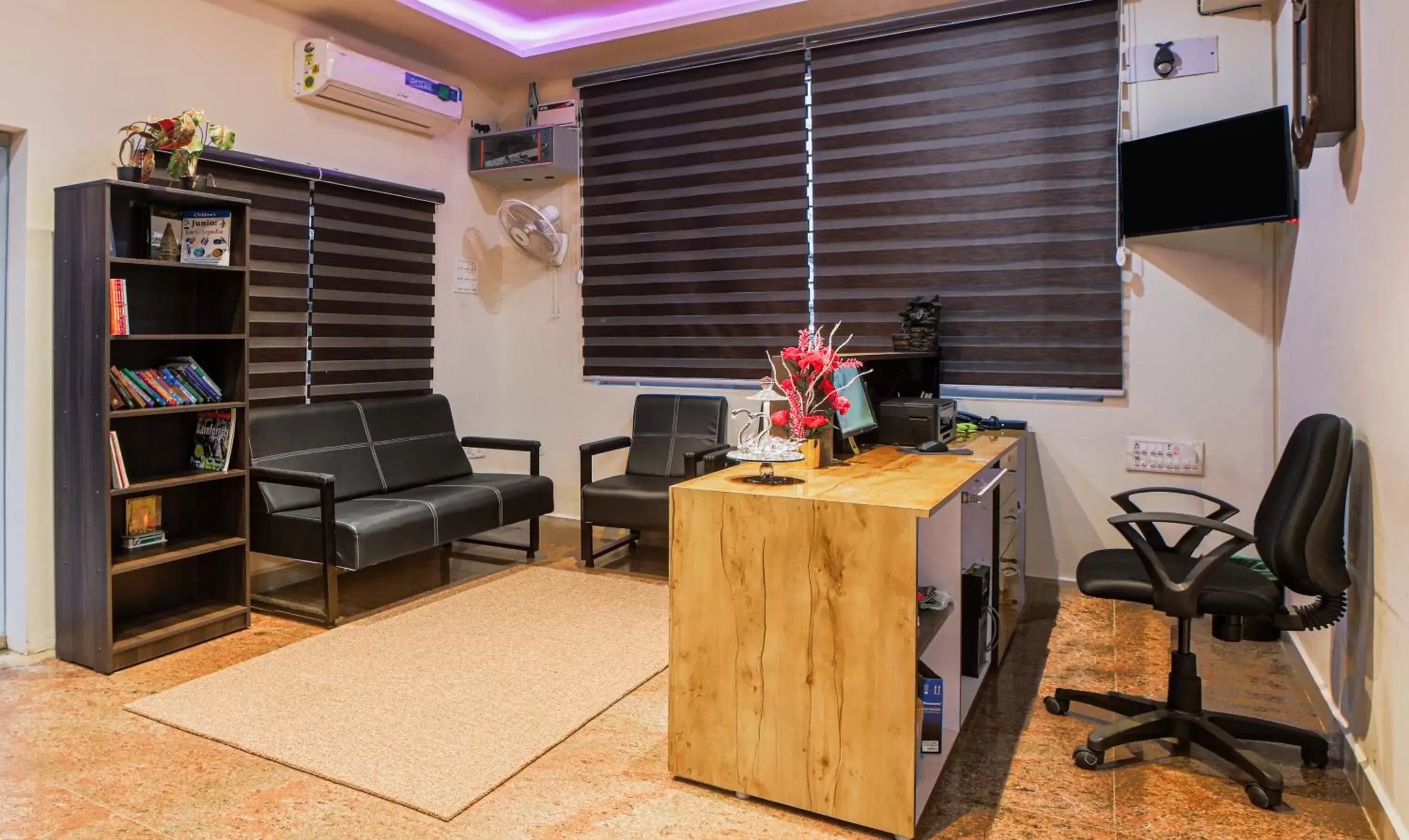 Lobby or reception in Treebo Naaz Royal Lobby or reception in Treebo Naaz Royal