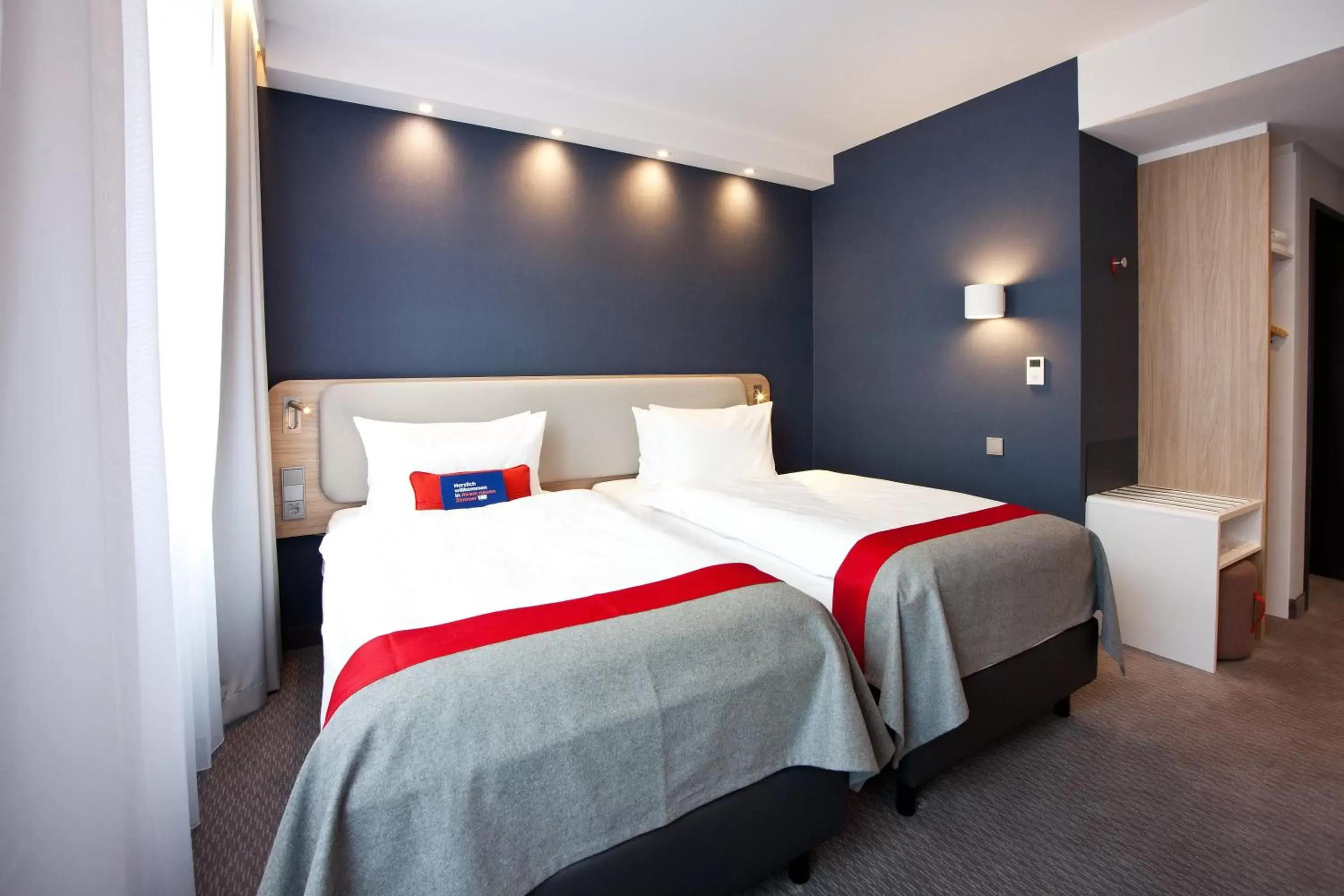 Photo of the whole room, Bed in Holiday Inn Express - Darmstadt, an IHG Hotel