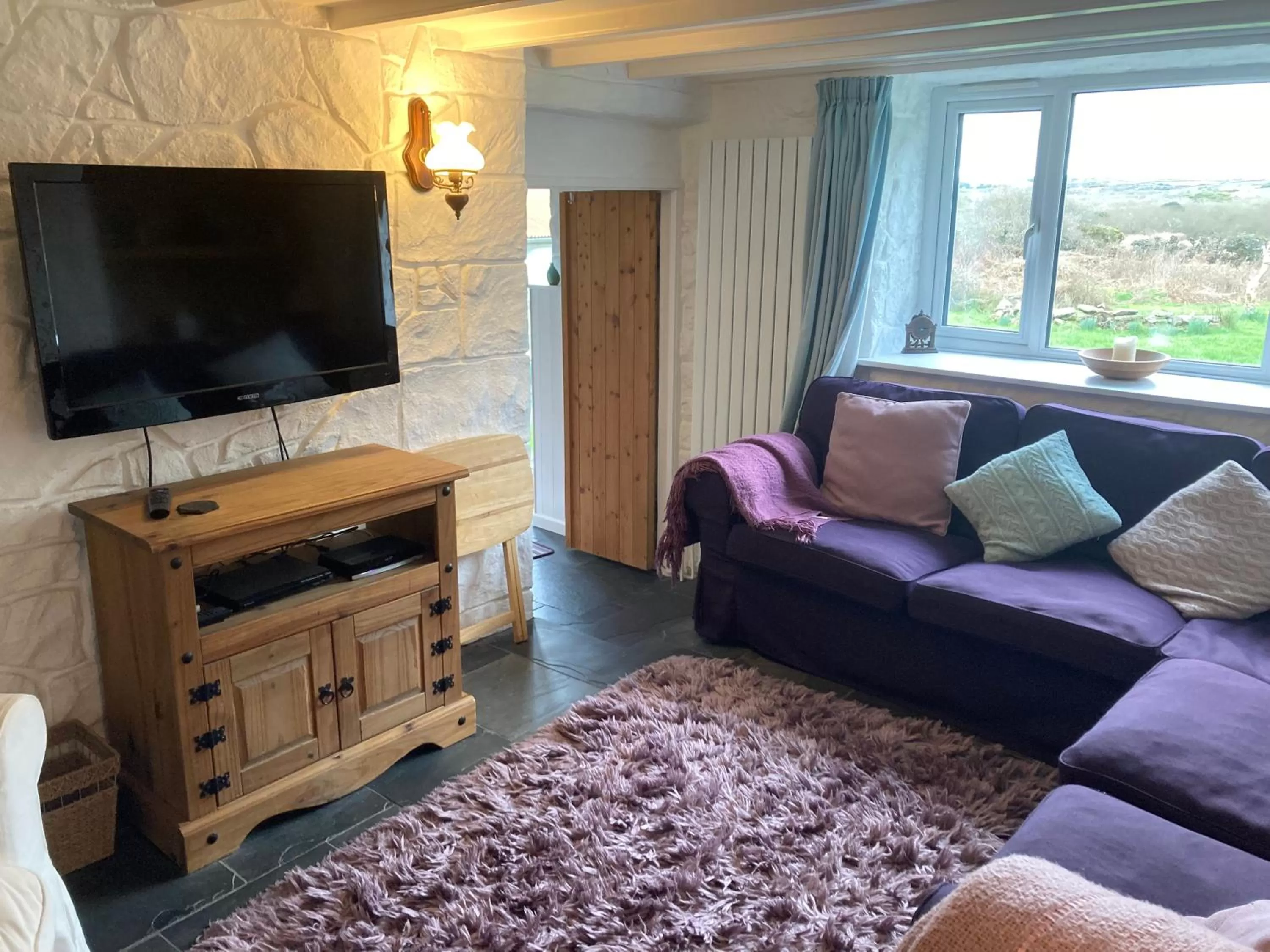 Communal lounge/ TV room, TV/Entertainment Center in Higher Trenear Farm B&B