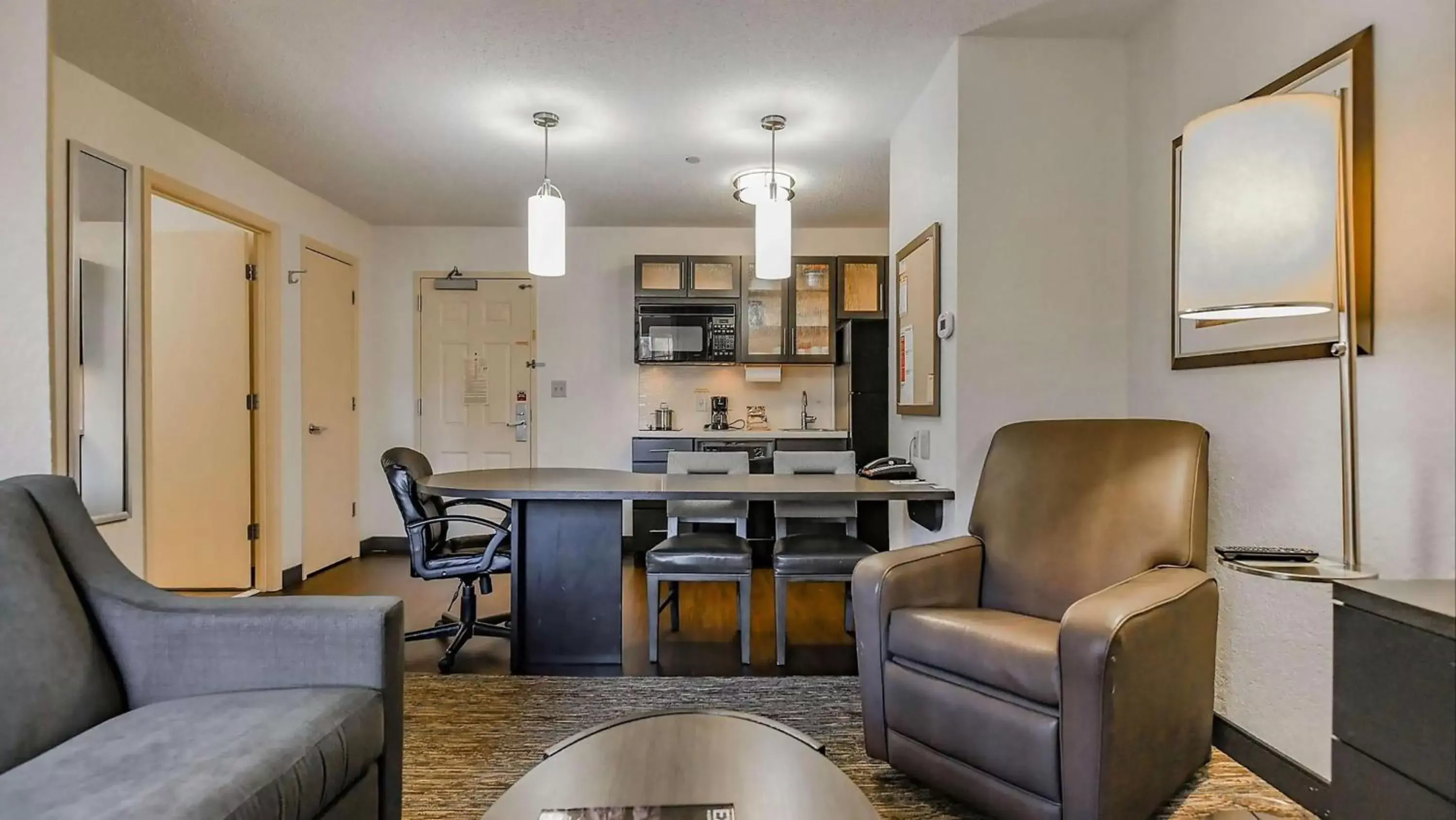 Kitchen or kitchenette, Seating Area in Sonesta Simply Suites Irvine Spectrum