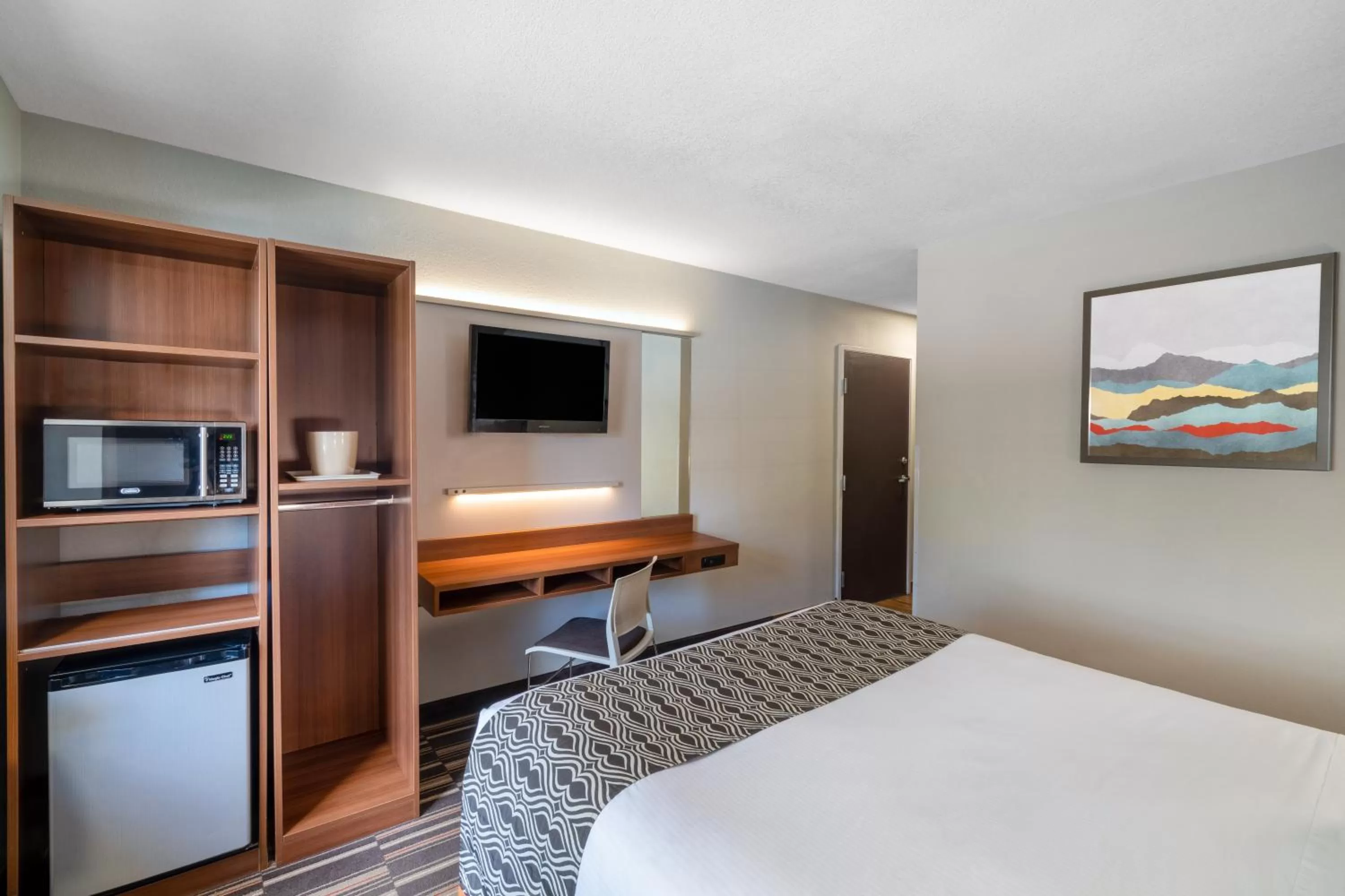 TV and multimedia, Bed in Microtel Inn & Suites by Wyndham Savannah/Pooler