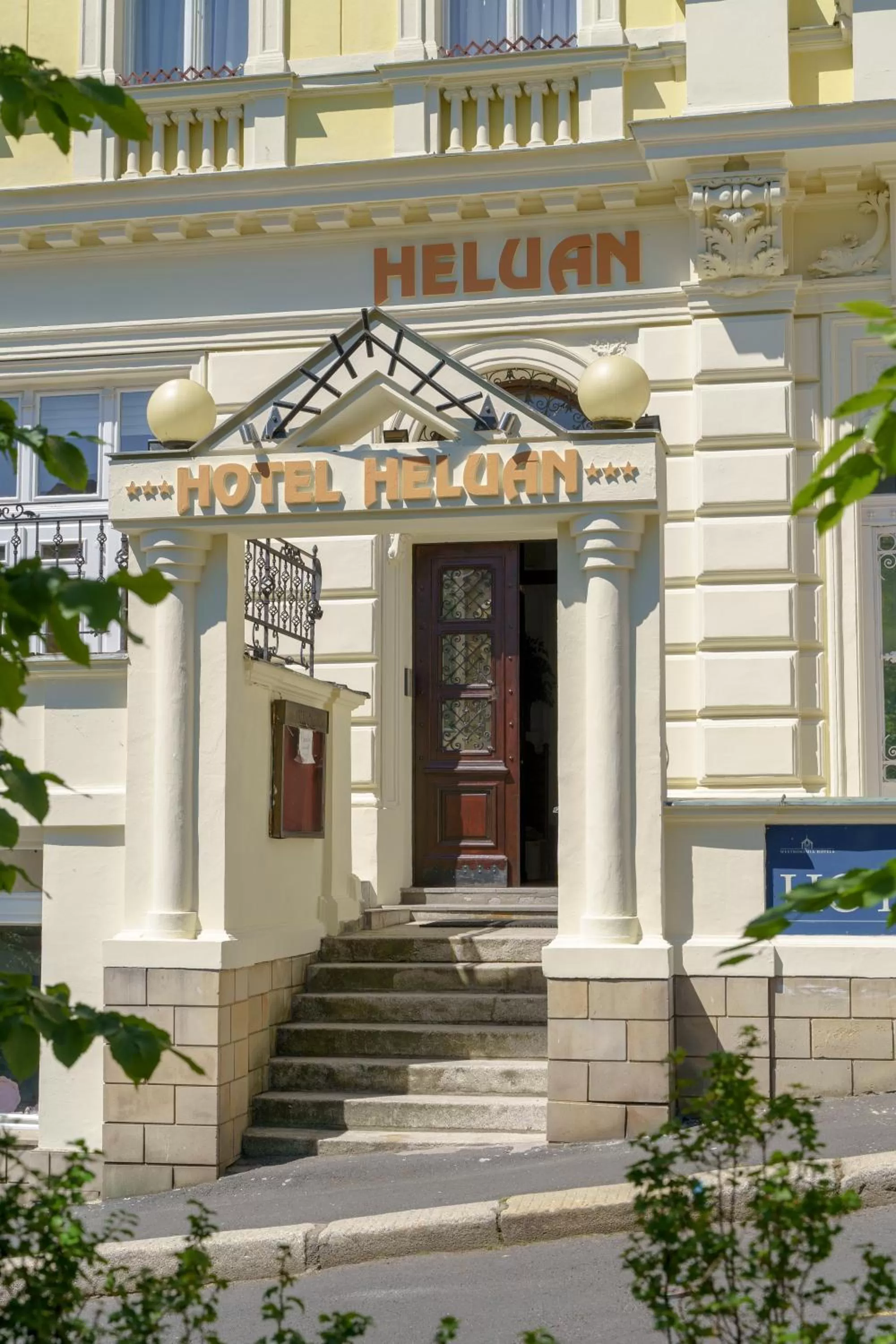 Facade/entrance in Hotel Heluan