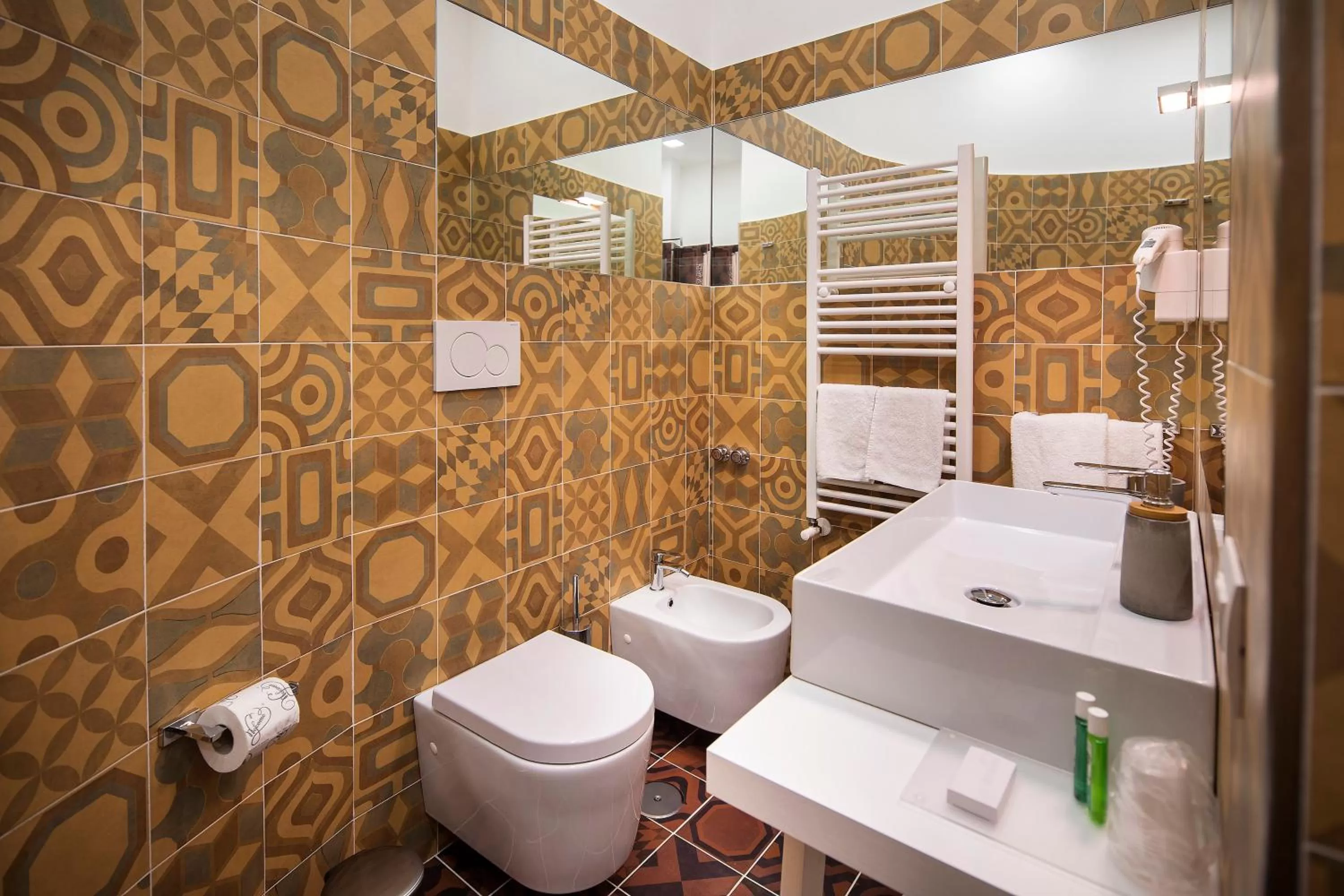 Toilet in IstayinToledo Luxury Guest House