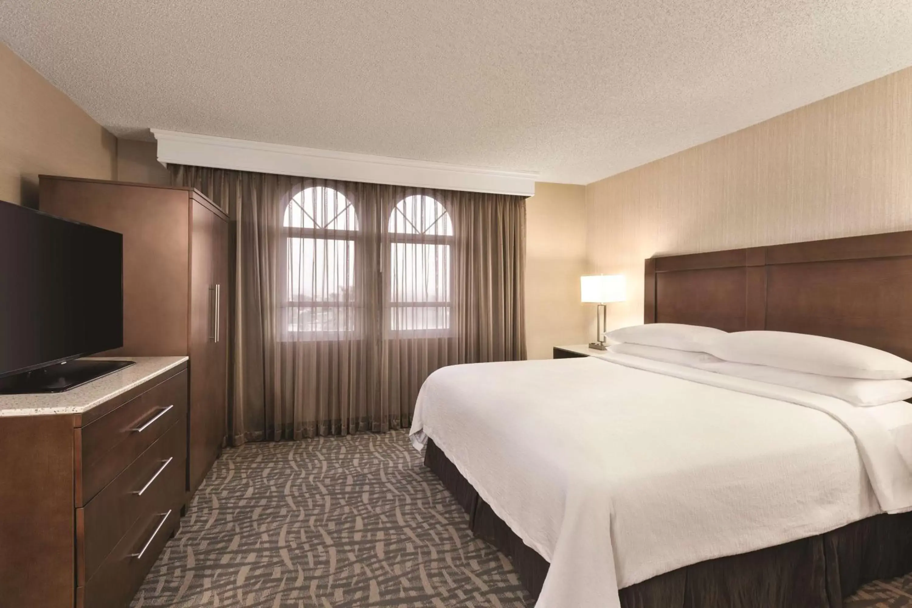 Bed in Embassy Suites by Hilton Santa Ana Orange County Airport