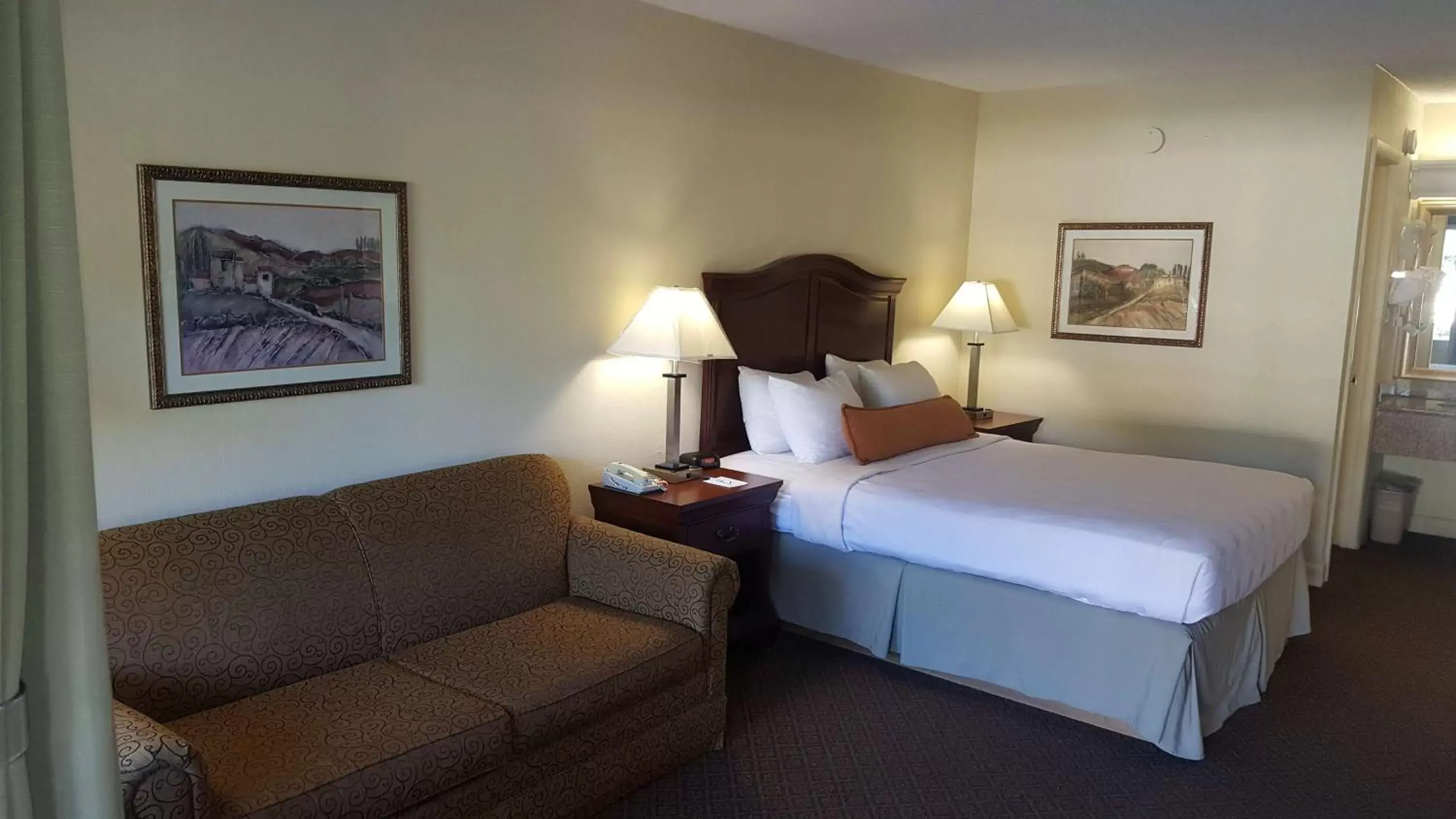 Photo of the whole room, Bed in Best Western Point South