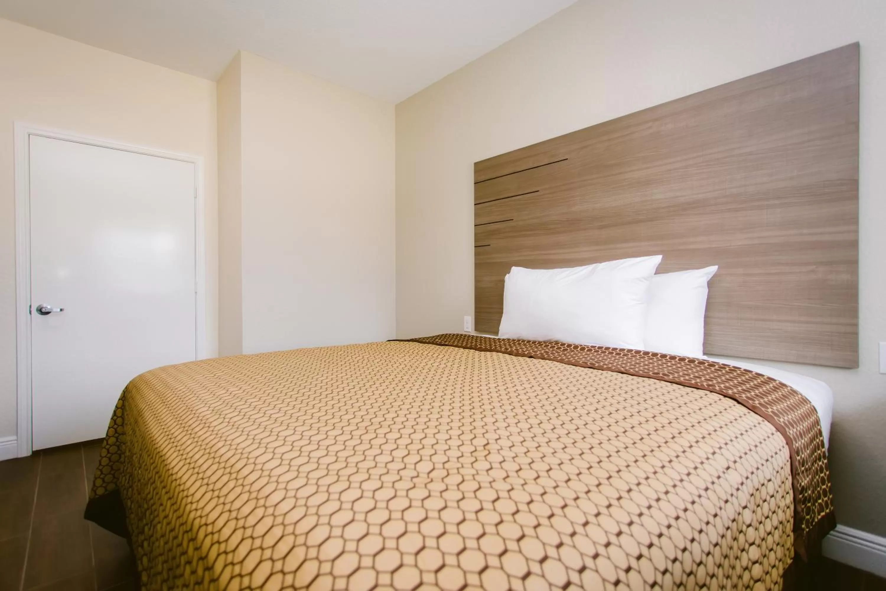 Bed in scottish inn & suites