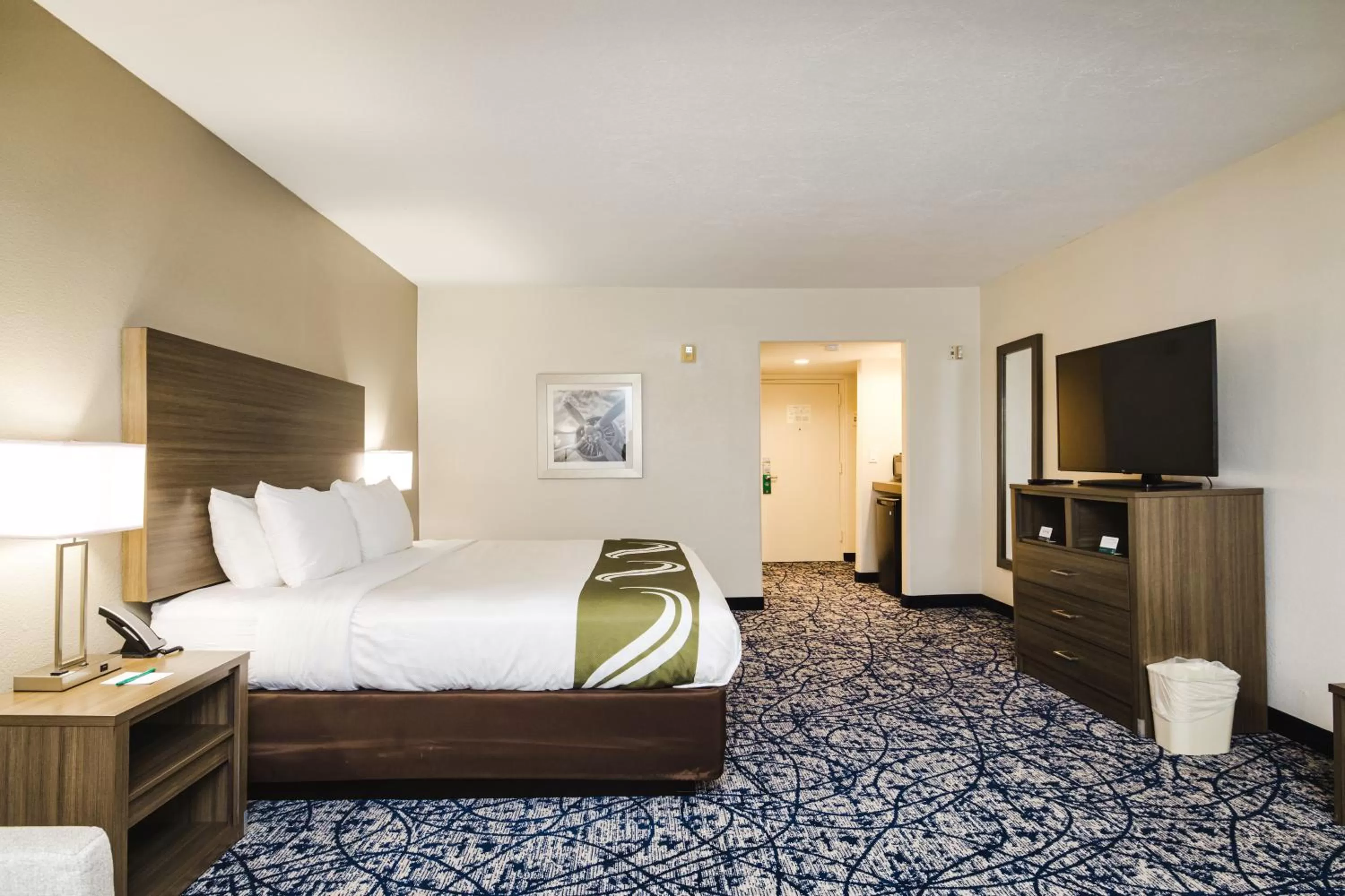 Bedroom in Quality Suites Houston Hobby Airport