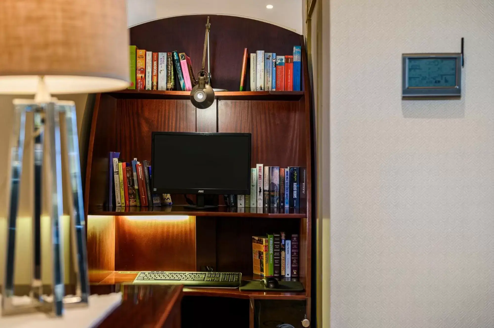 Communal lounge/ TV room, Library in Paxton Hotel