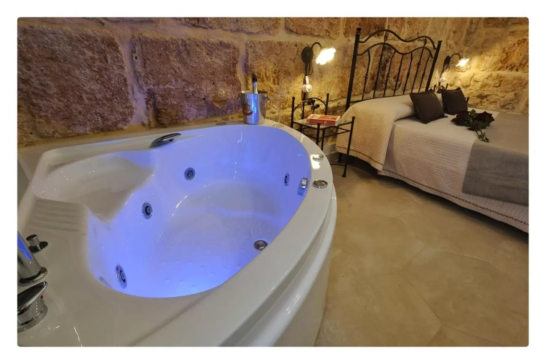 Hot Tub in Morfeo Charming Rooms & Relax