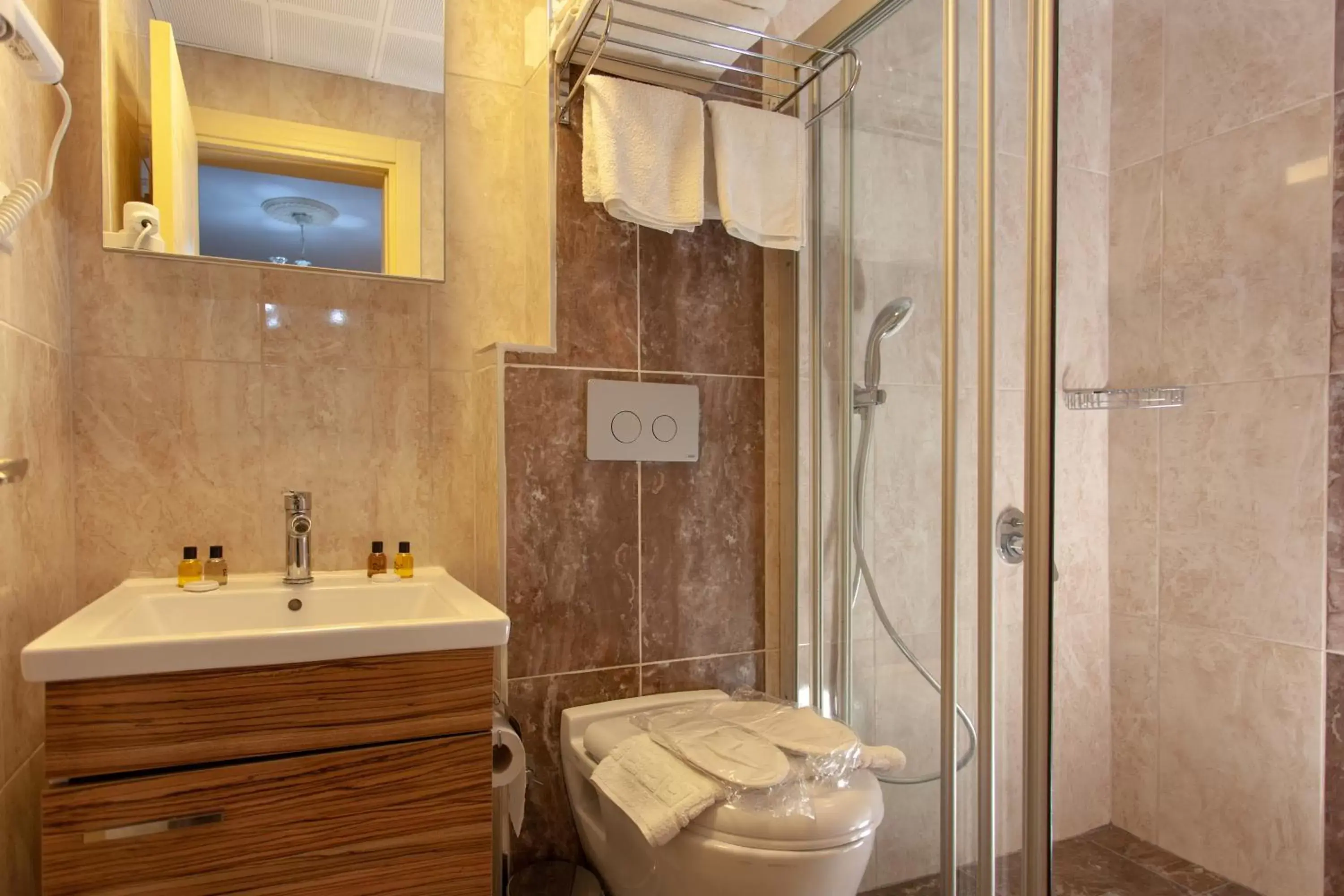 Shower, Bathroom in Ozmen Hotel