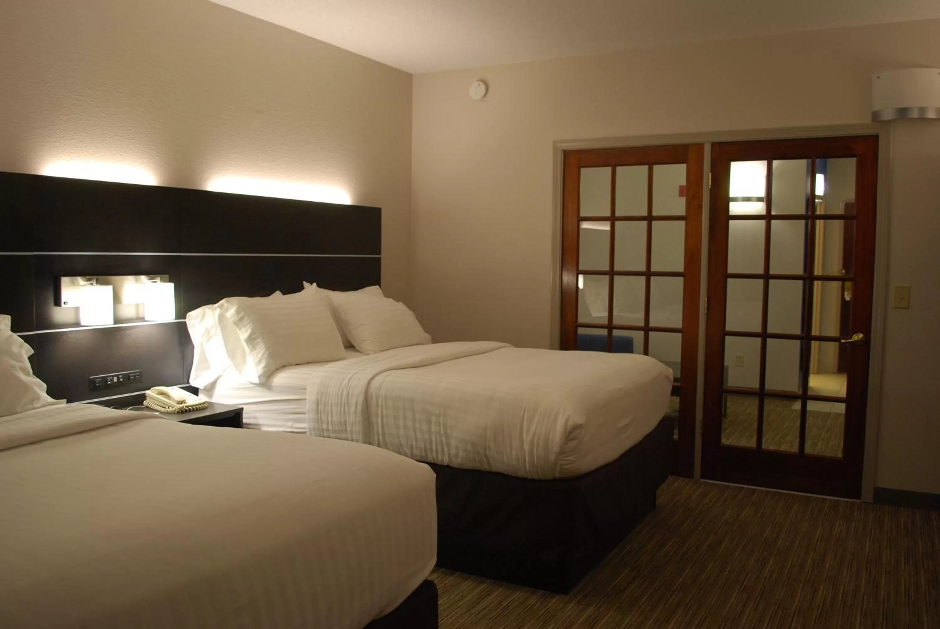 Photo of the whole room, Bed in Holiday Inn Express Hotel & Suites Kingsport-Meadowview I-26 by IHG