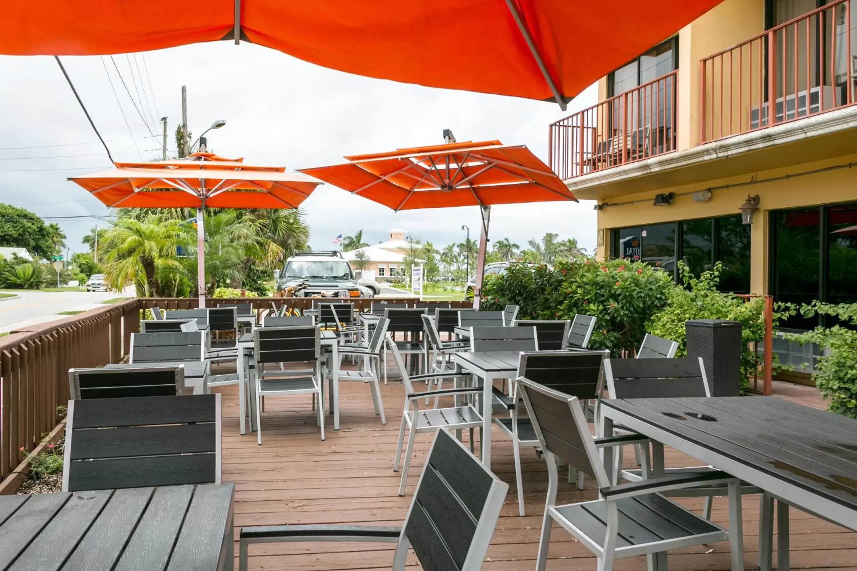 Patio, Restaurant/Places to Eat in Royal Inn Beach Hutchinson Island