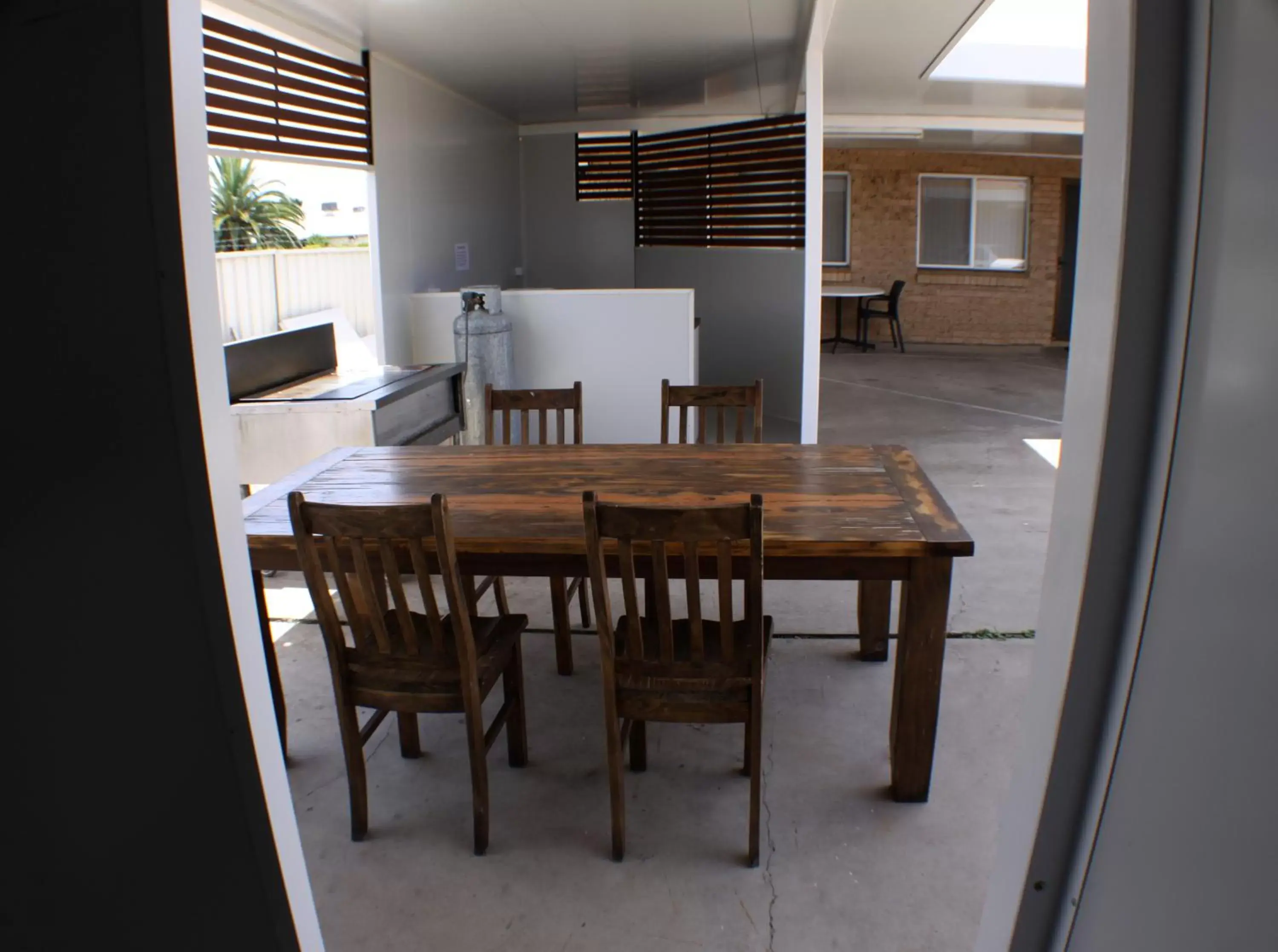 BBQ facilities, Dining Area in Baths Motel Moree