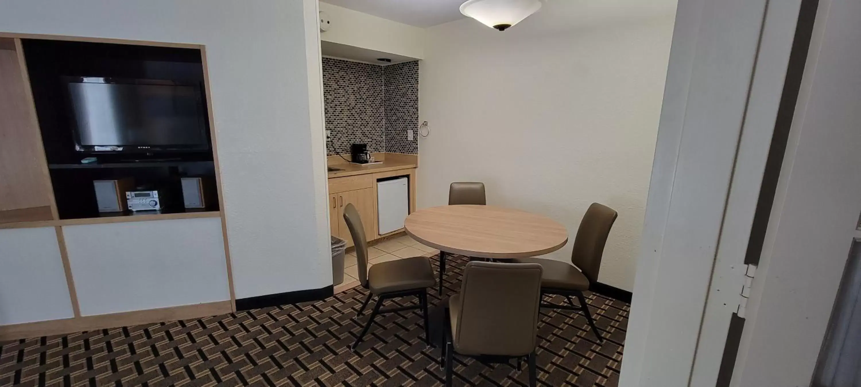 Dining Area in Hotel Carolina A Days Inn by Wyndham