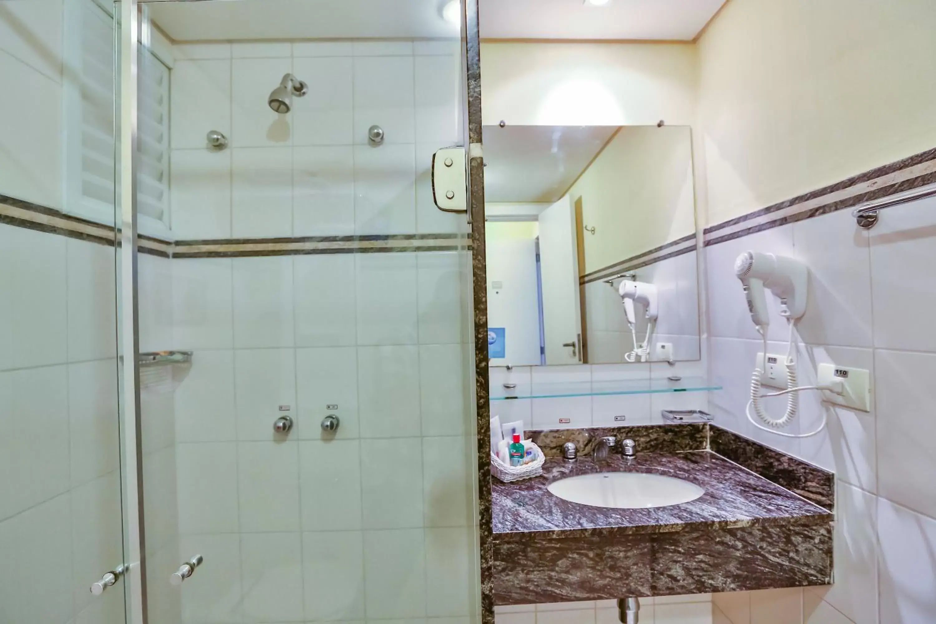 Bathroom in Dubai Macaé by Atlântica Bathroom in Dubai Macaé by Atlântica