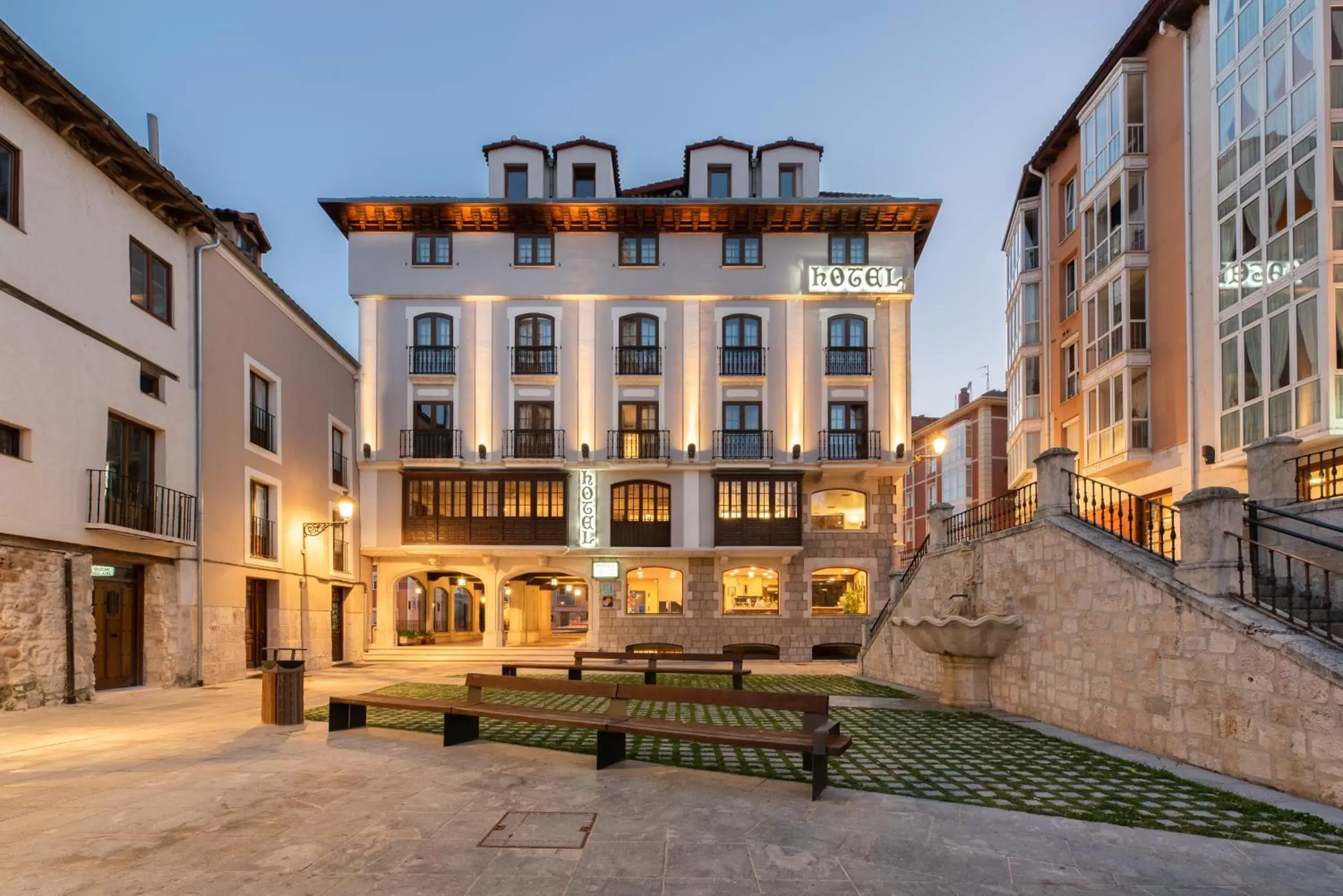 Facade/entrance, Property Building in Crisol Mesón del Cid