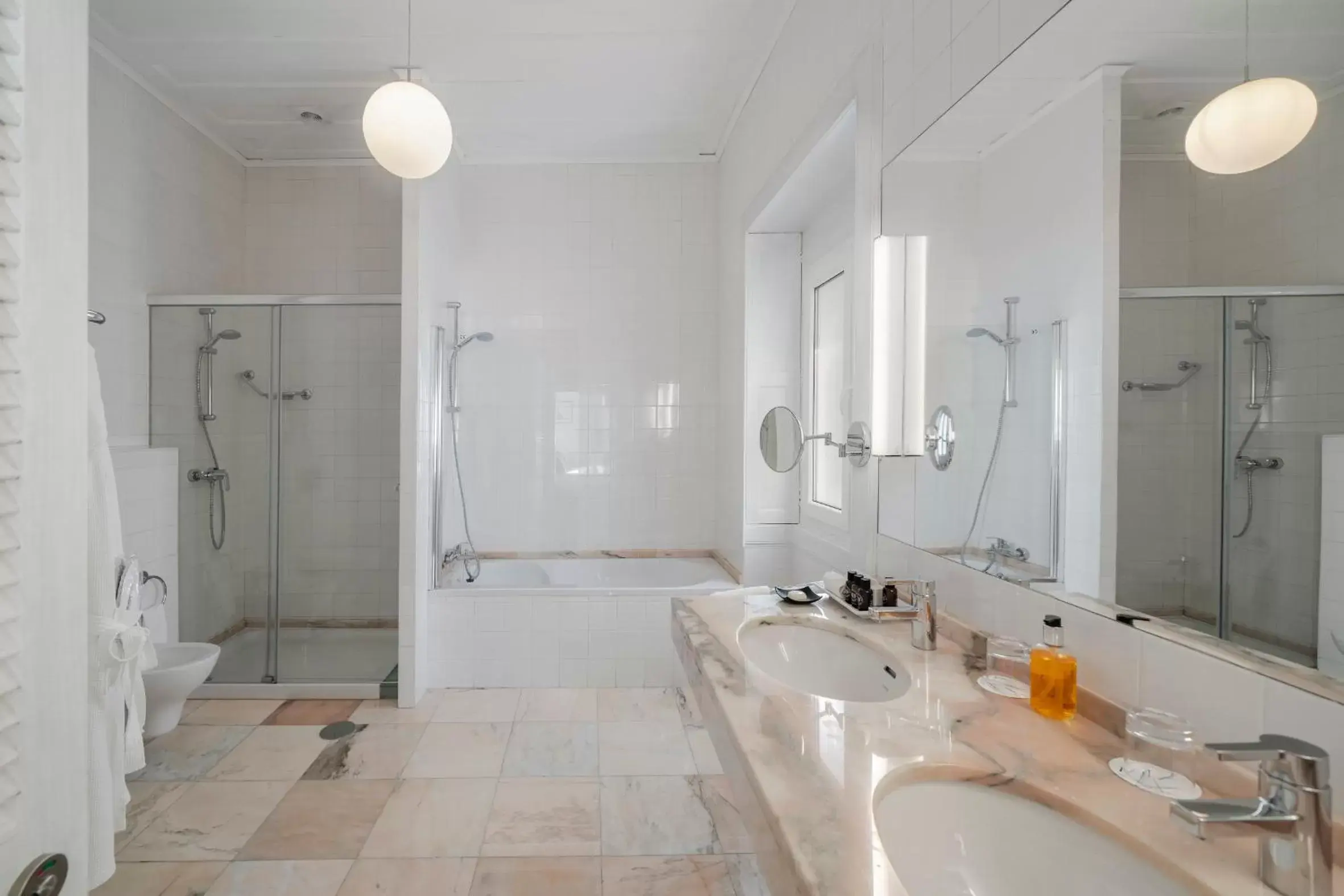 Shower, Bathroom in Albatroz Beach & Yacht Club