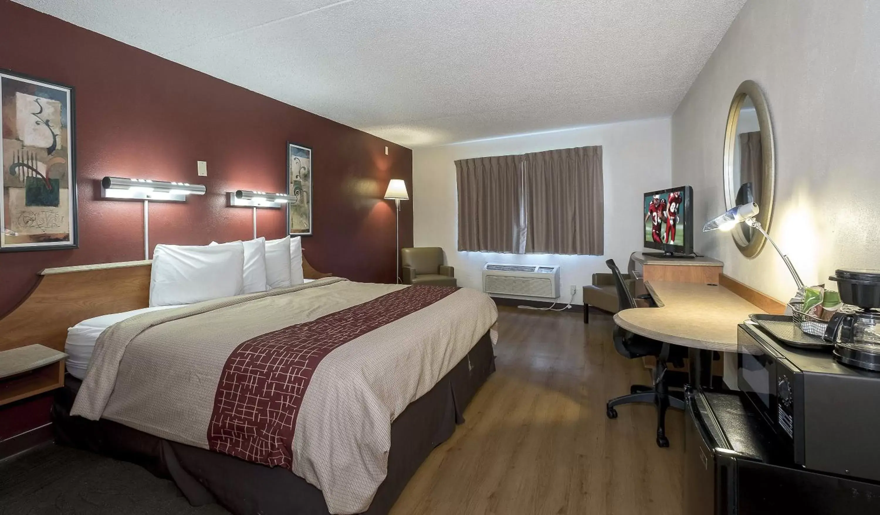 Photo of the whole room, Bed in Red Roof Inn & Suites Cleveland - Elyria