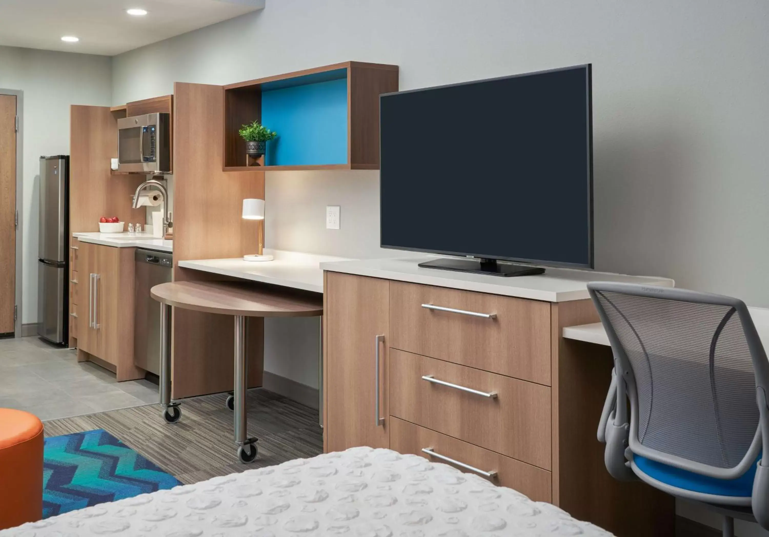 Bedroom, TV/Entertainment Center in Home2 Suites By Hilton Pompano Beach Pier, Fl