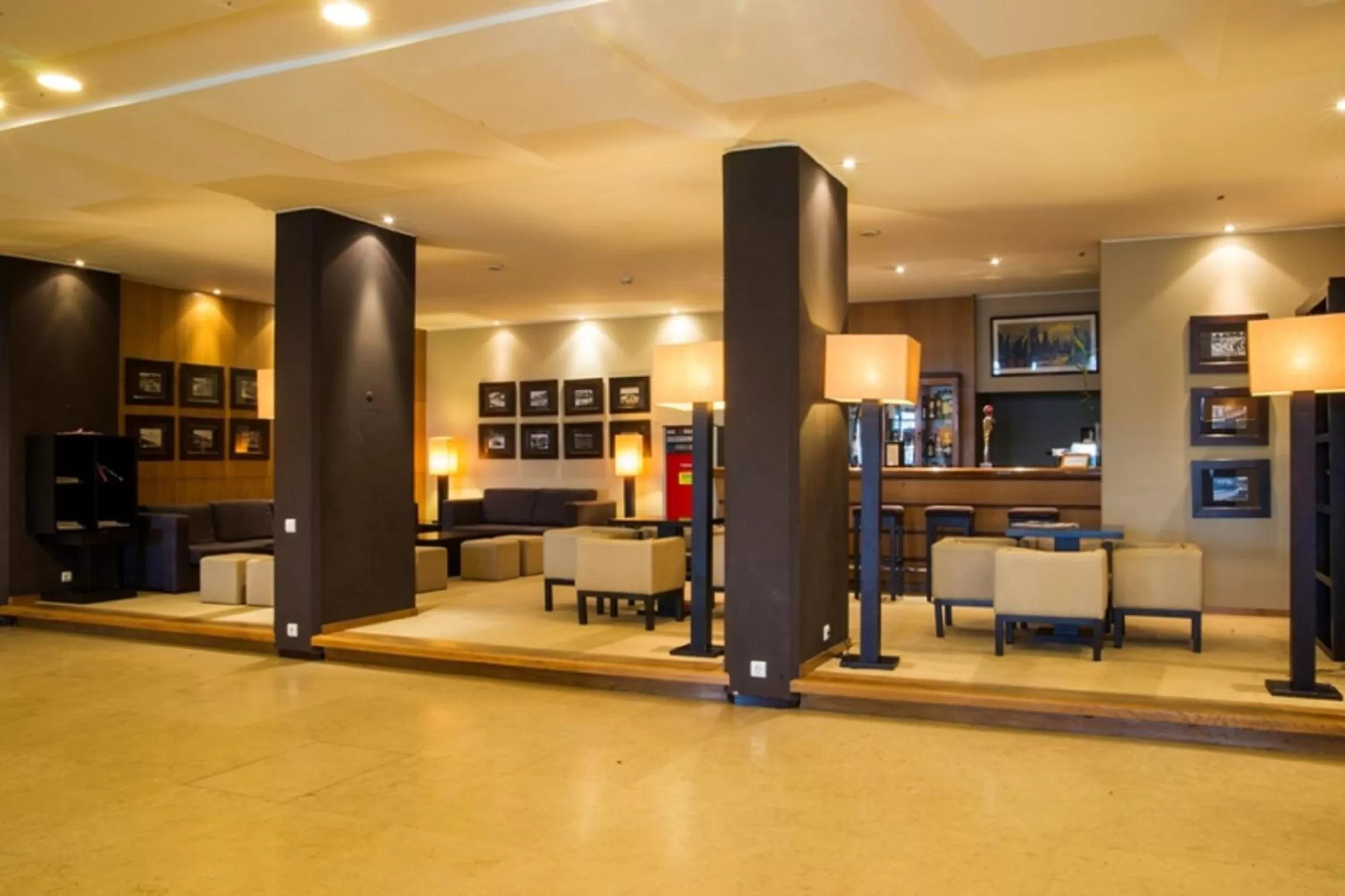 Lounge or bar in Carcavelos Beach Hotel