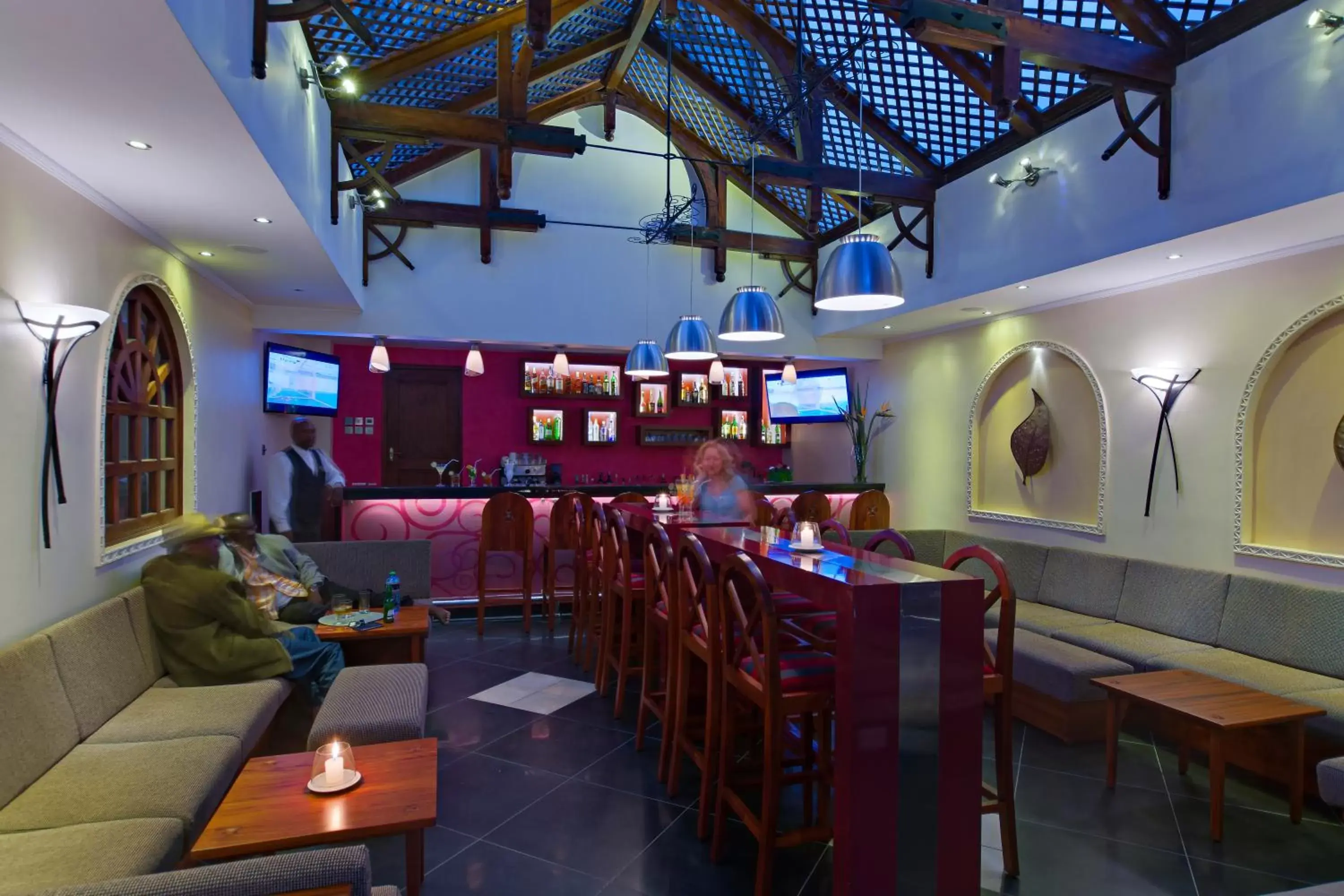Lounge or bar, Restaurant/Places to Eat in The Heron Hotel