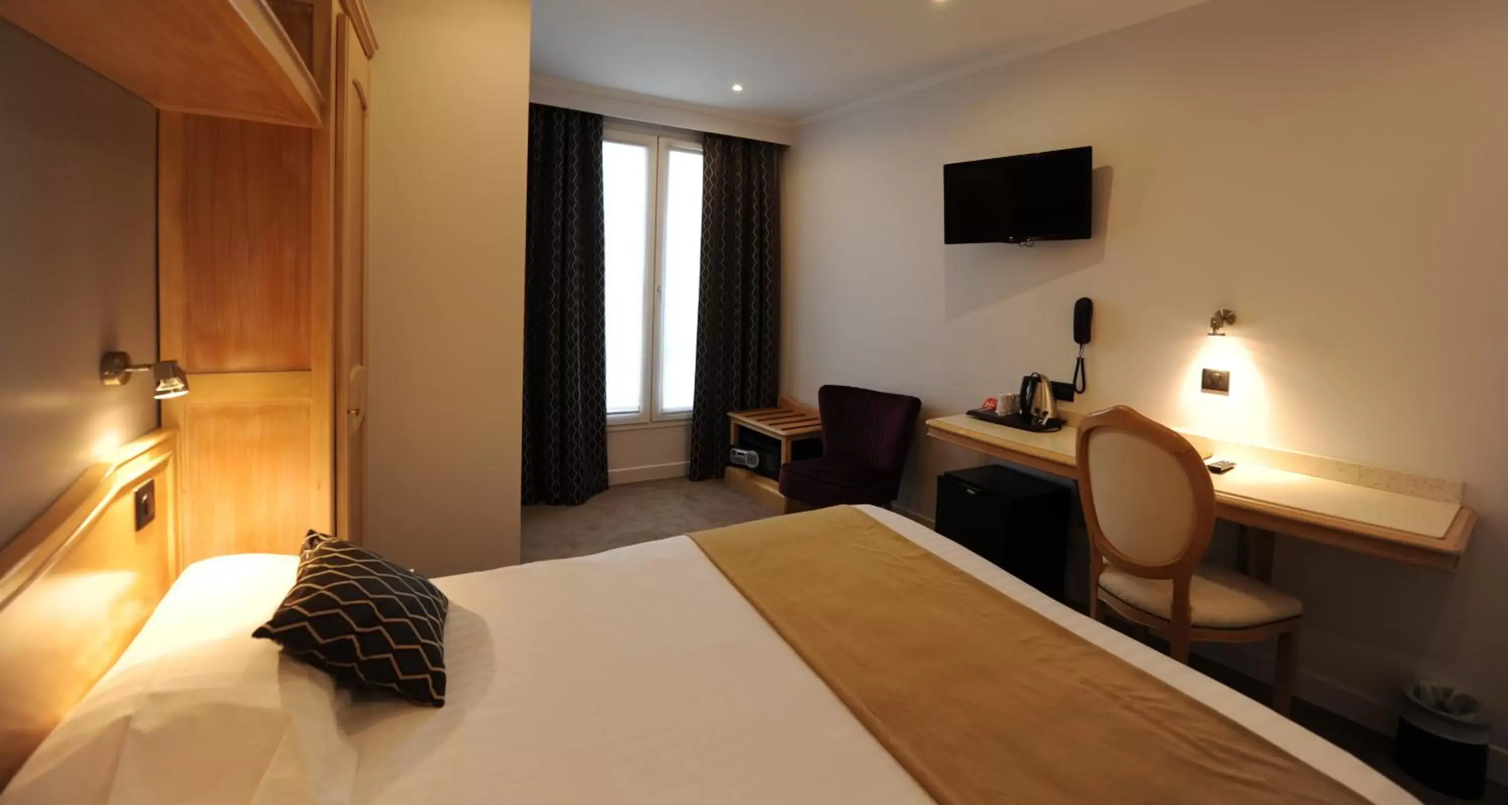 TV and multimedia, Bed in Hôtel Du Midi Paris Montparnasse TV and multimedia, Bed in Hôtel Du Midi Paris Montparnasse