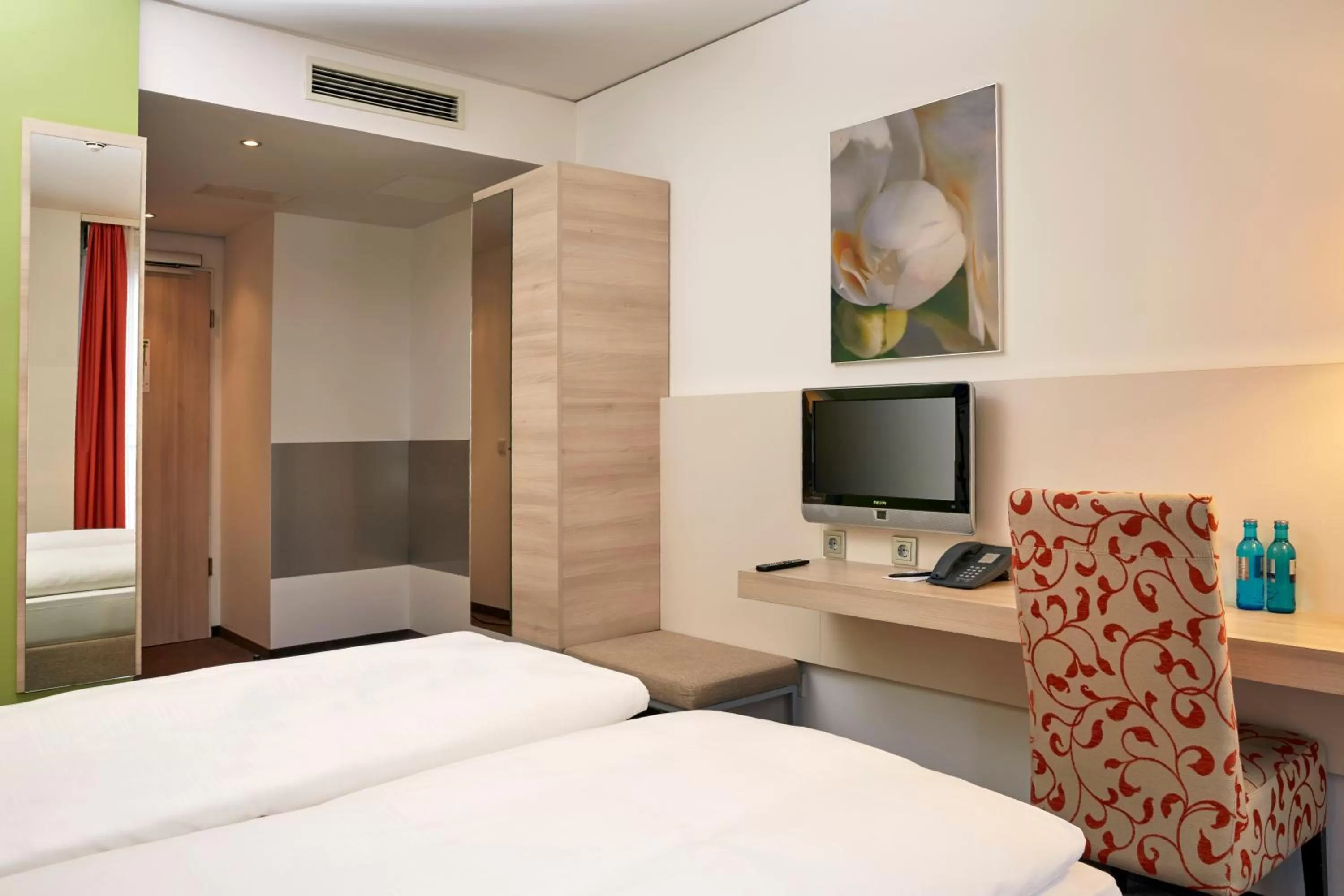 Photo of the whole room, Bed in H+ Hotel München