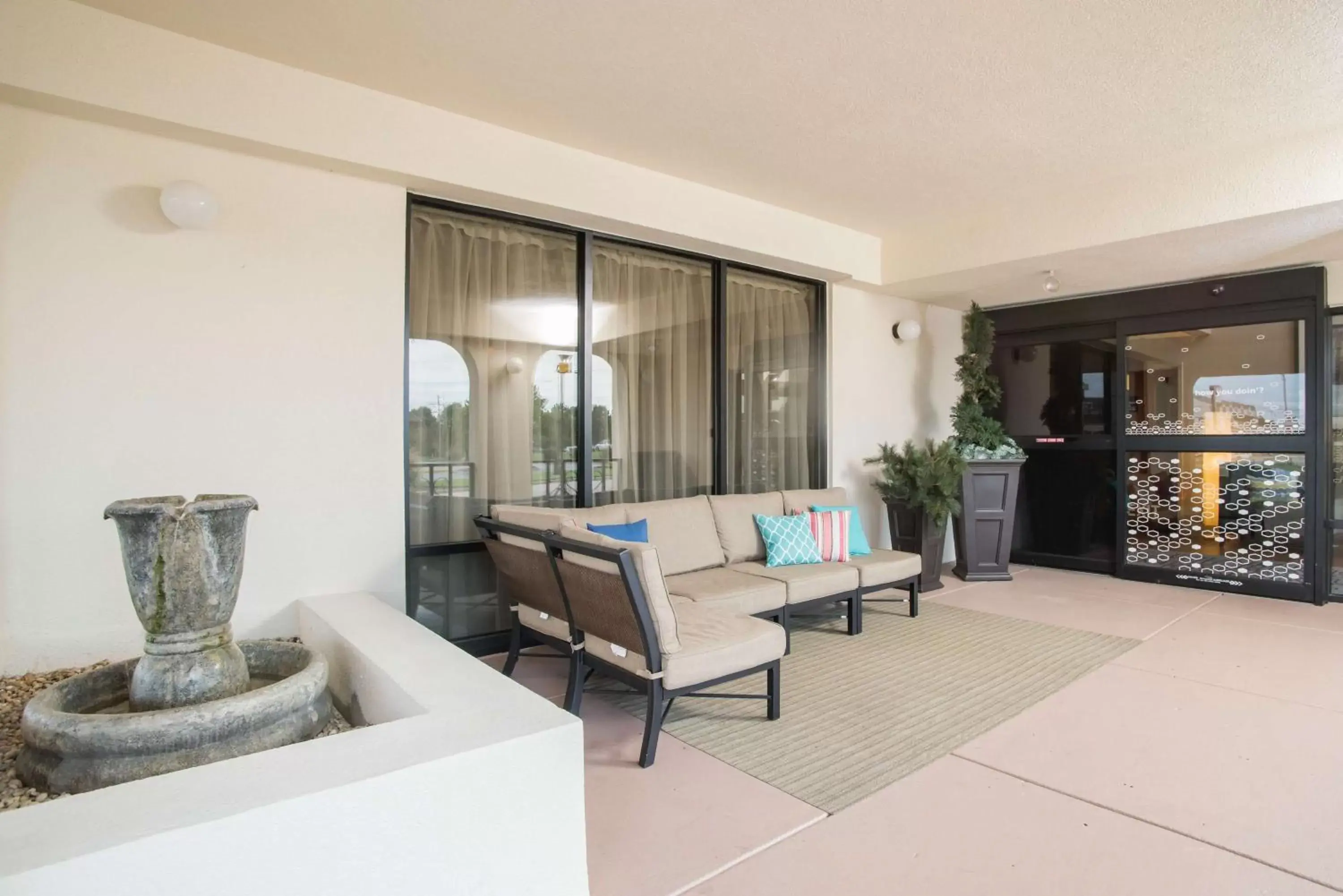 Patio, Seating Area in Hampton Inn Joplin