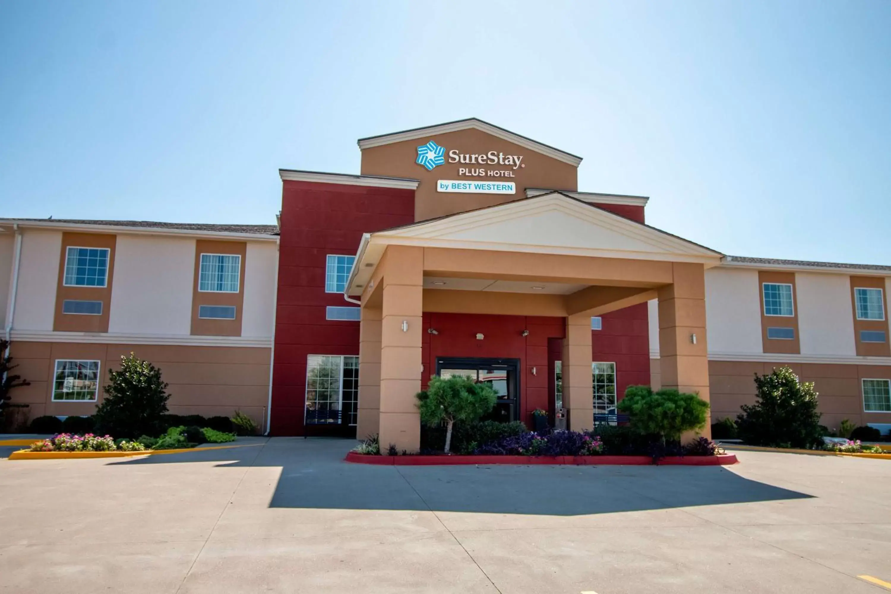 Property Building in SureStay Plus Hotel by Best Western Owasso Tulsa North