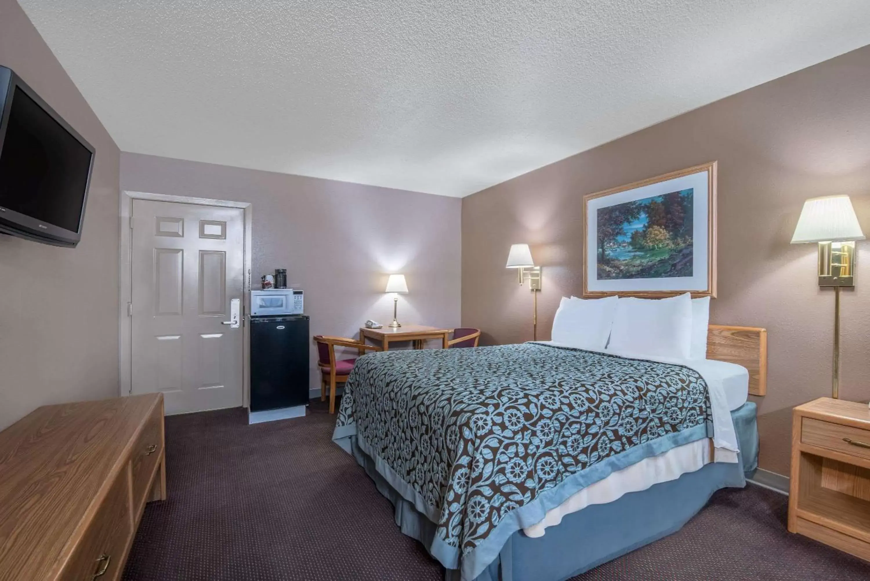 Photo of the whole room, Bed in Days Inn by Wyndham Jamestown