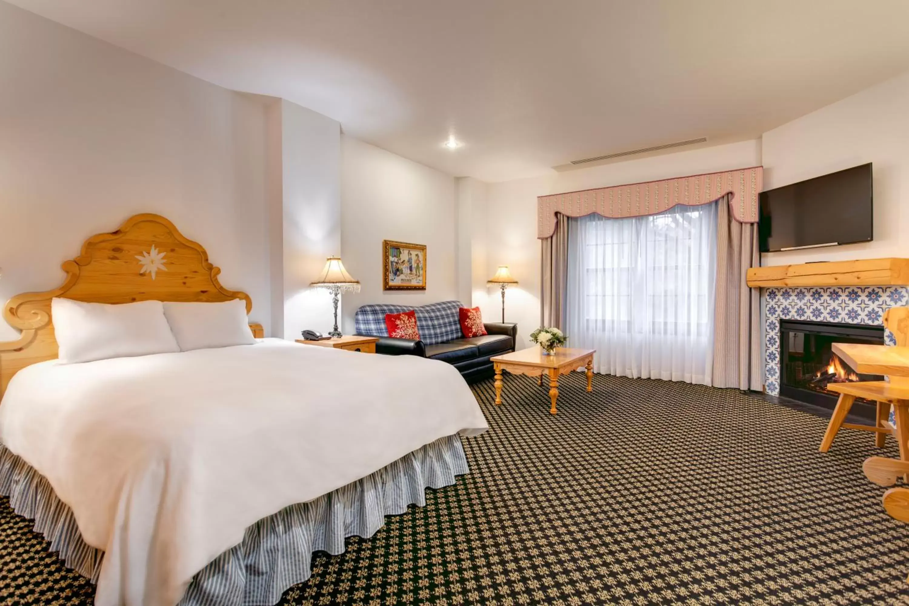 Mountain Grand Lodge One Queen Hotel Room in Boyne Mountain Mountain Grand Lodge One Queen Hotel Room in Boyne Mountain