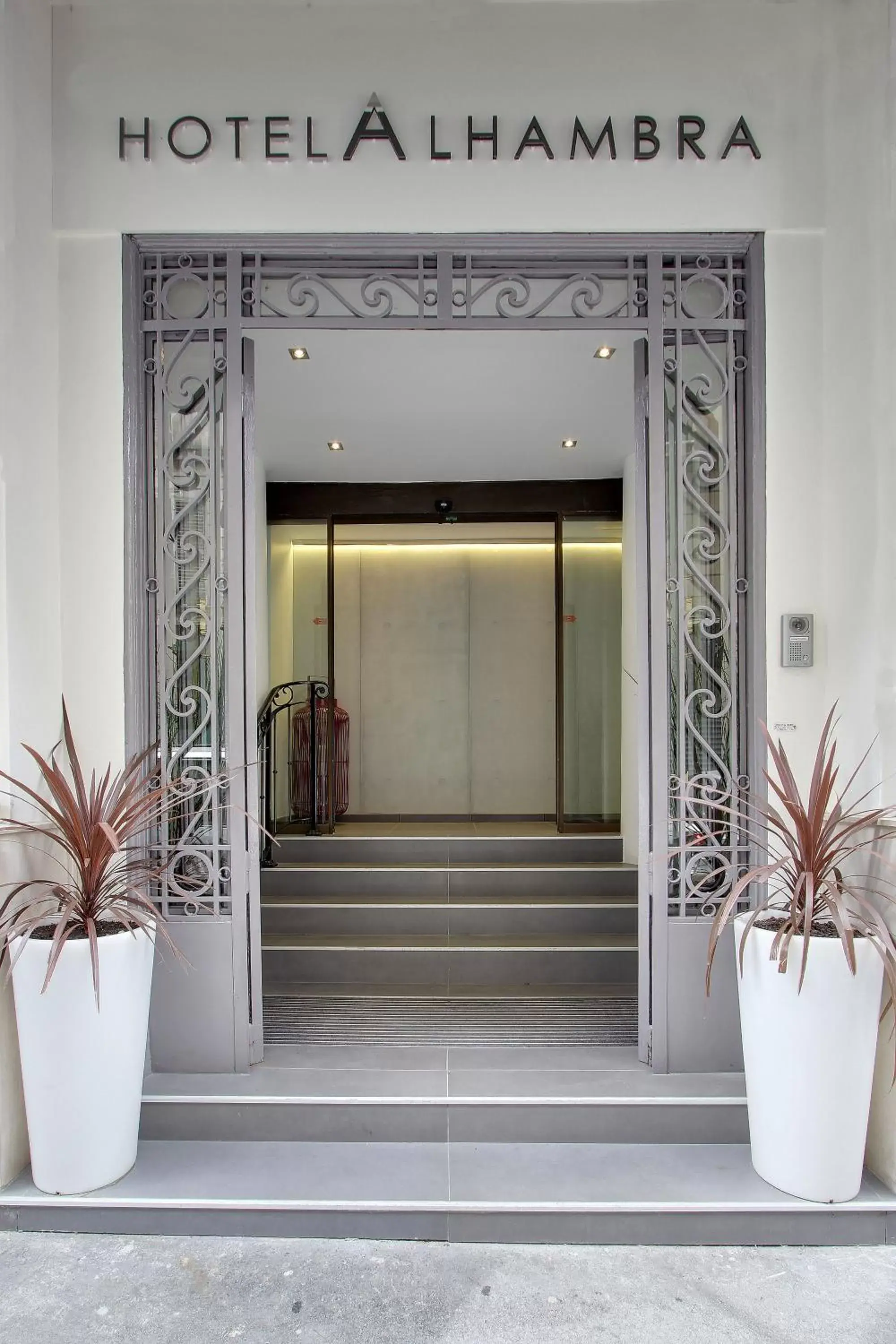 Facade/entrance in Hotel Alhambra