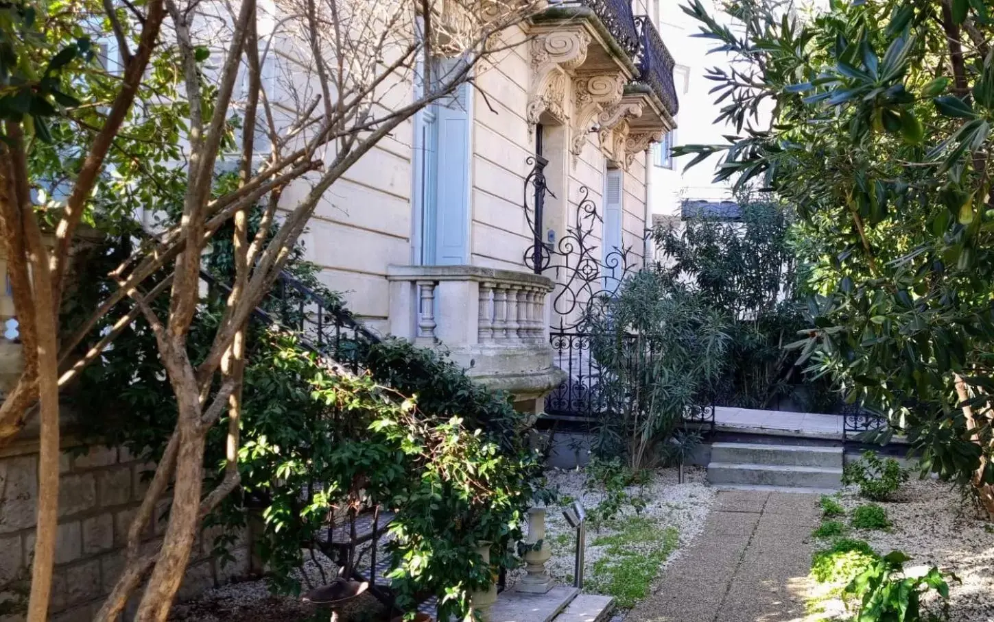 Property Building in Maison Douce Arles