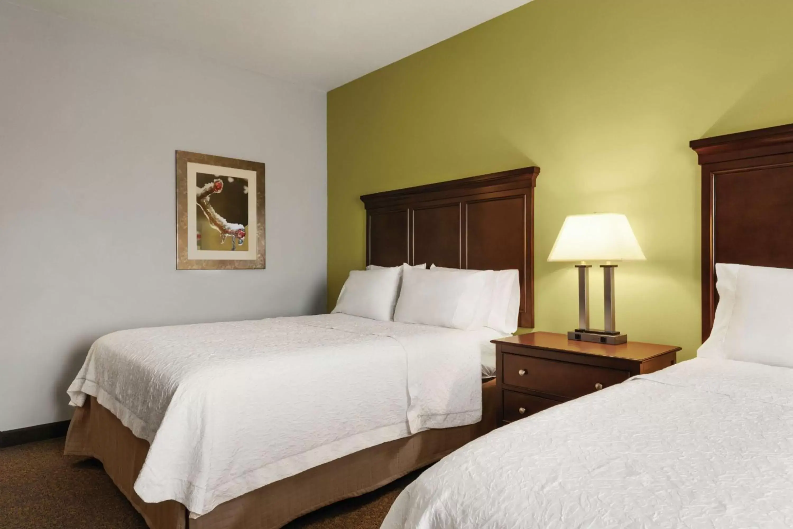 Bed in Hampton Inn & Suites Mishawaka/South Bend at Heritage Square