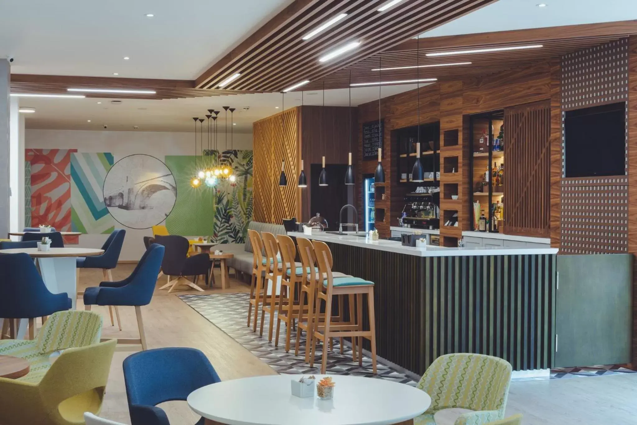 Lounge or bar, Restaurant/Places to Eat in Holiday Inn Skopje, an IHG Hotel