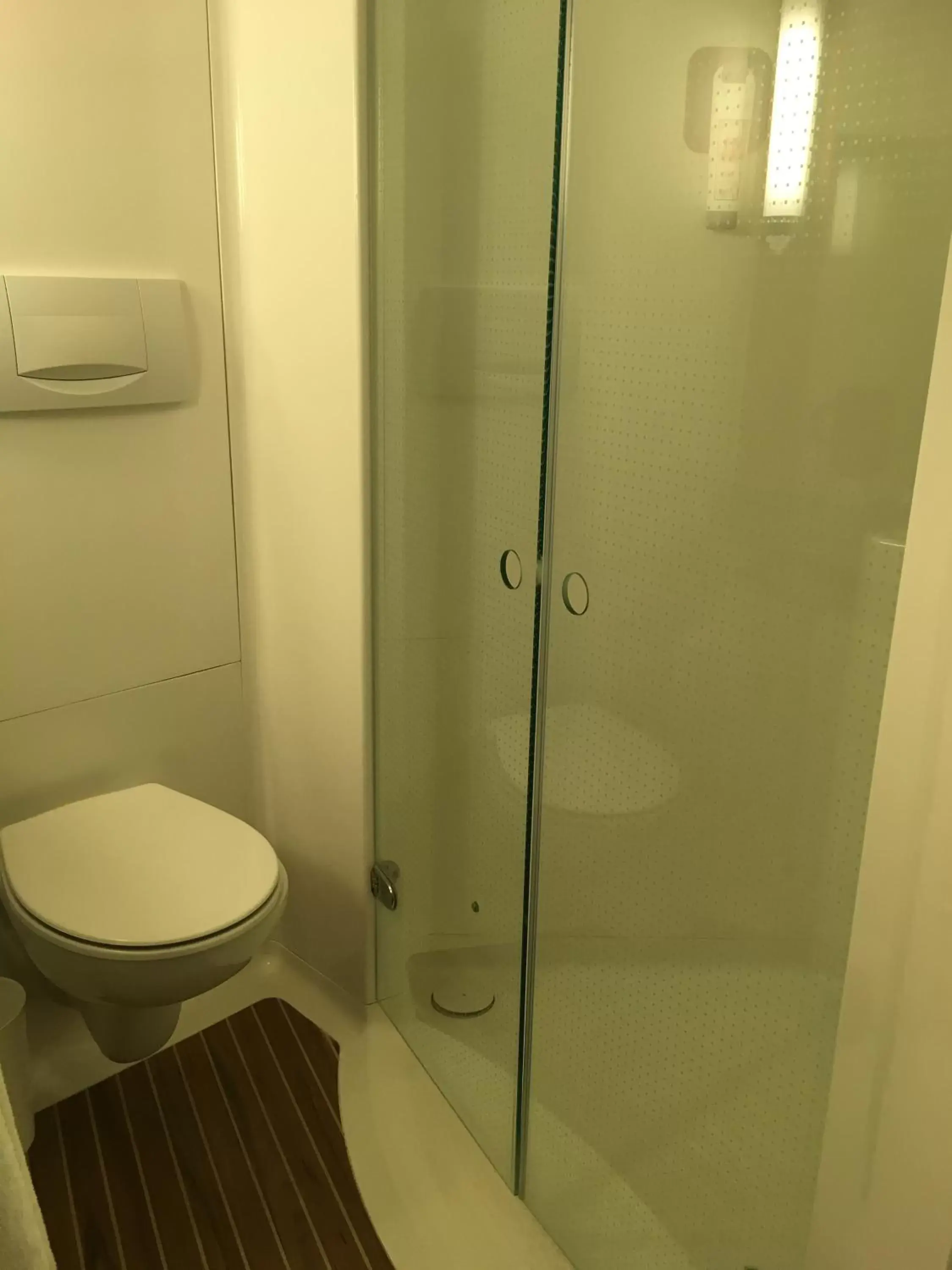 Shower, Bathroom in ibis Abbeville